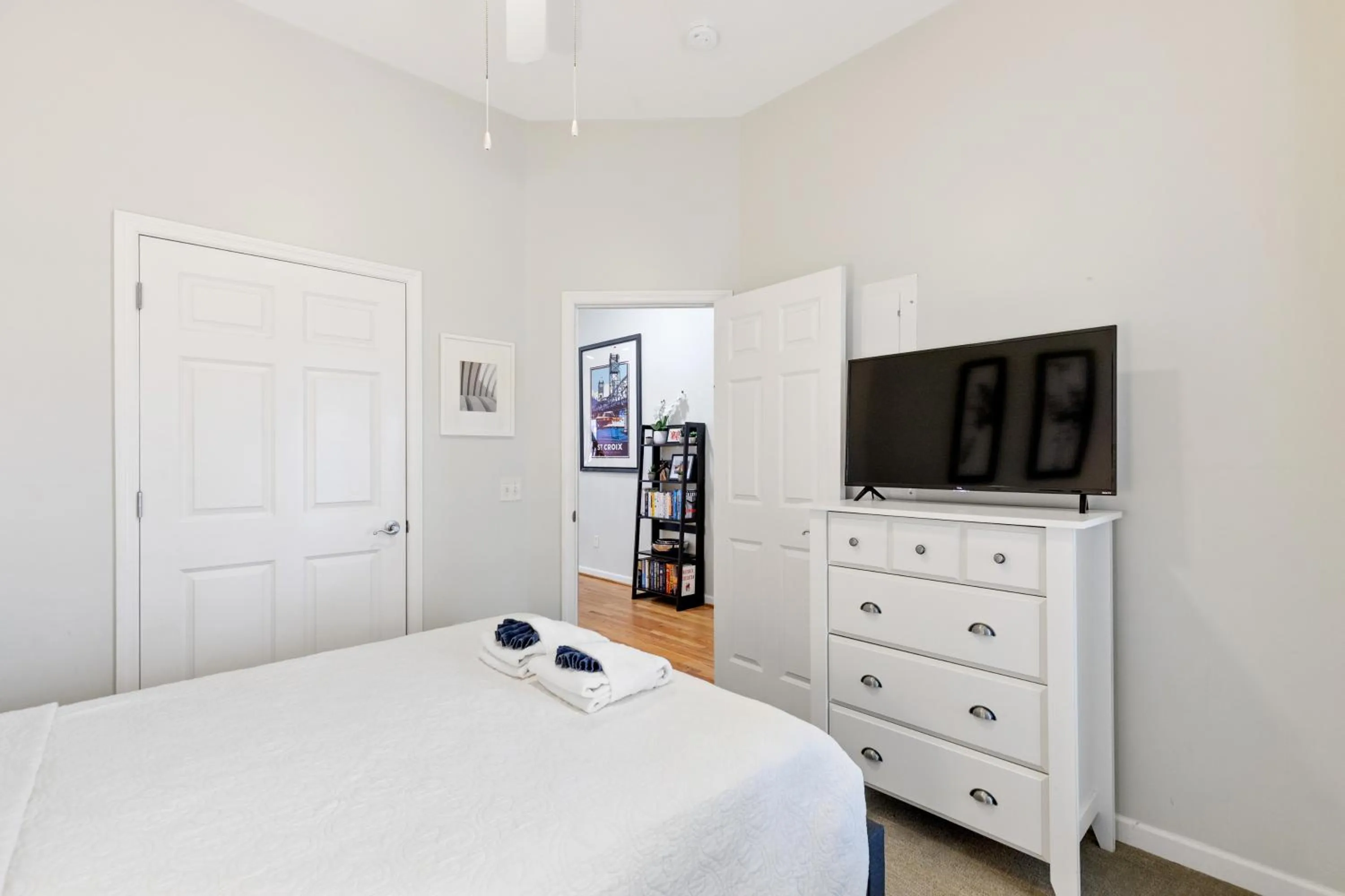 Bed in 113 Waters Edge Community