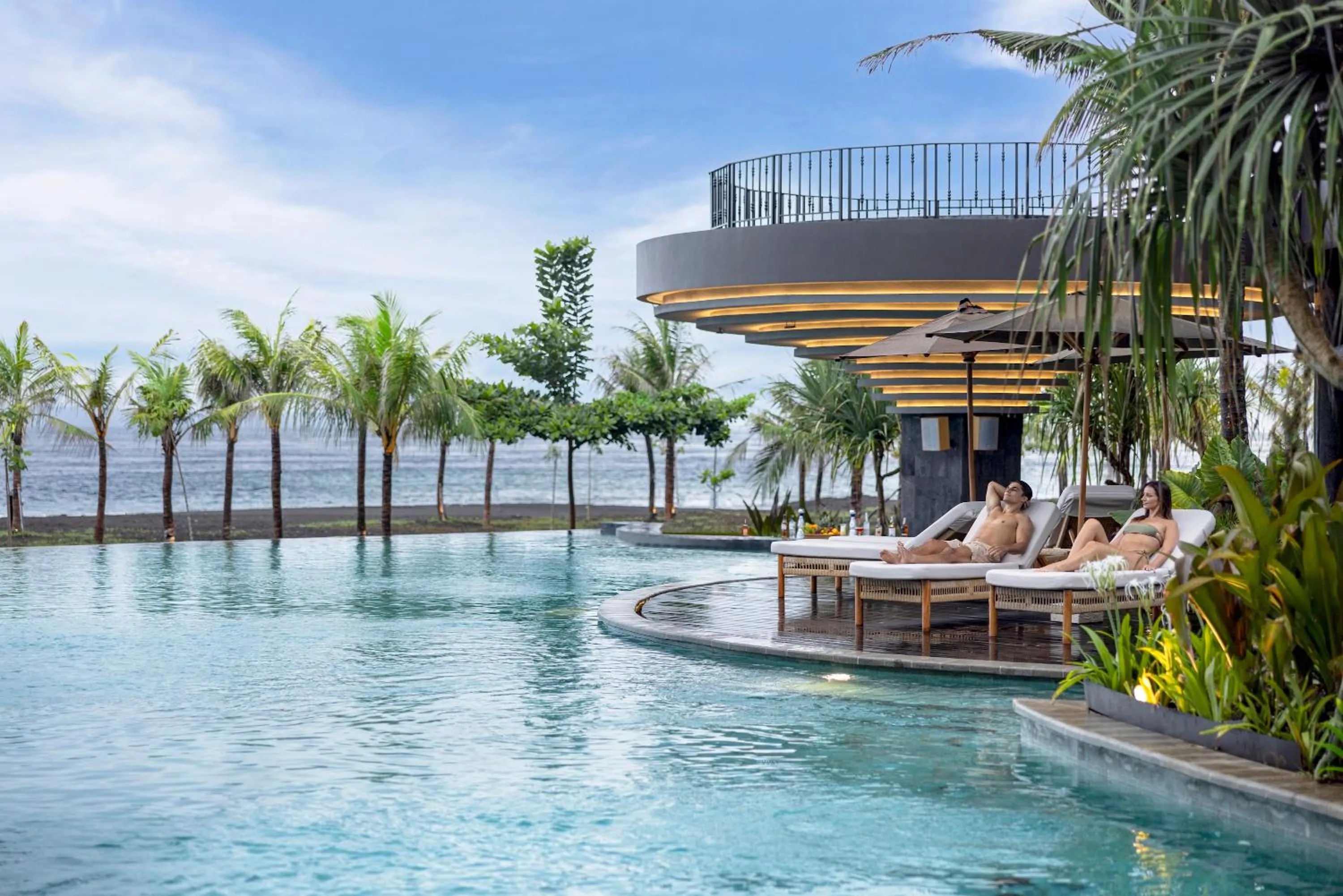 Swimming pool in Quenzo Beach Resort