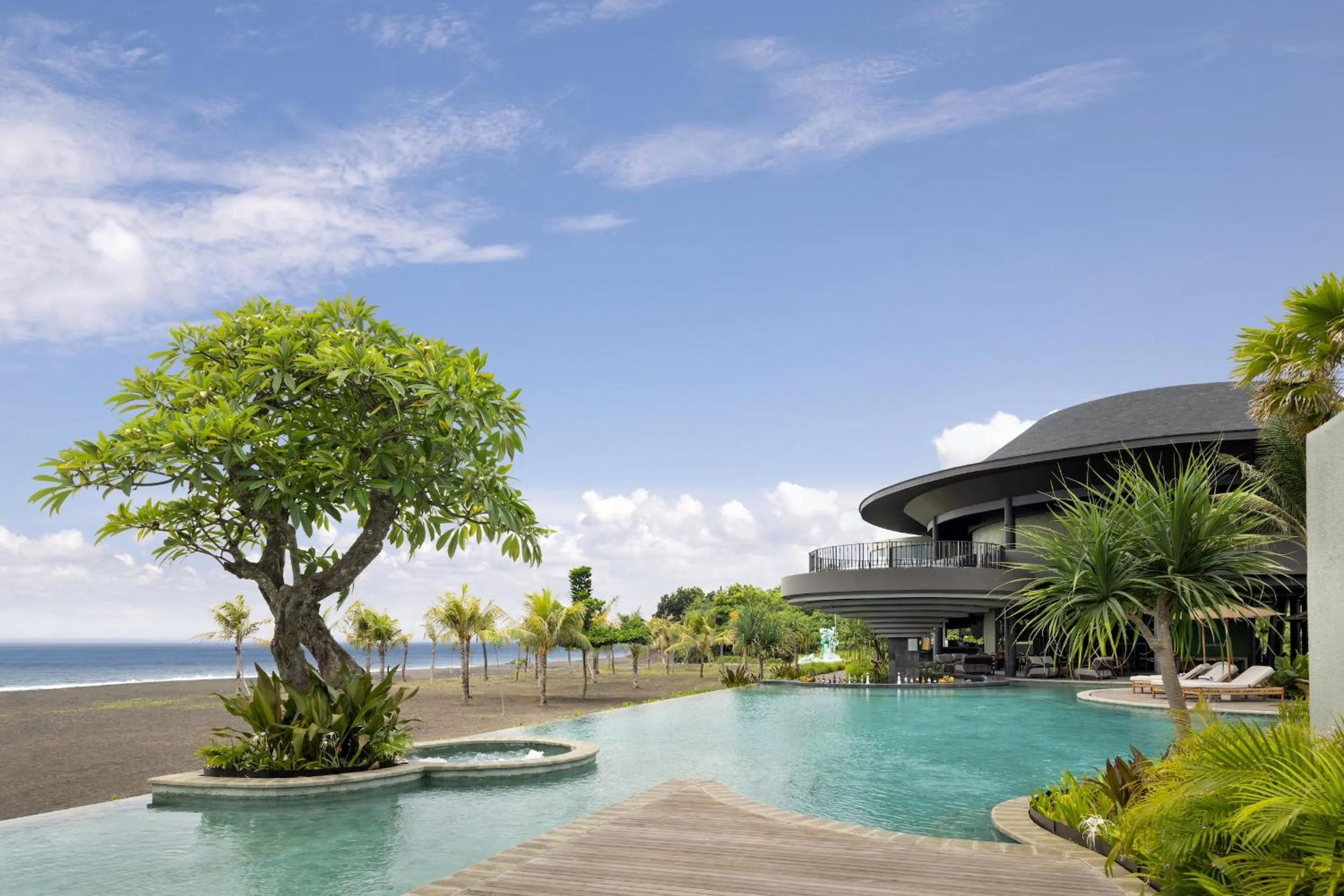 Swimming pool in Quenzo Beach Resort