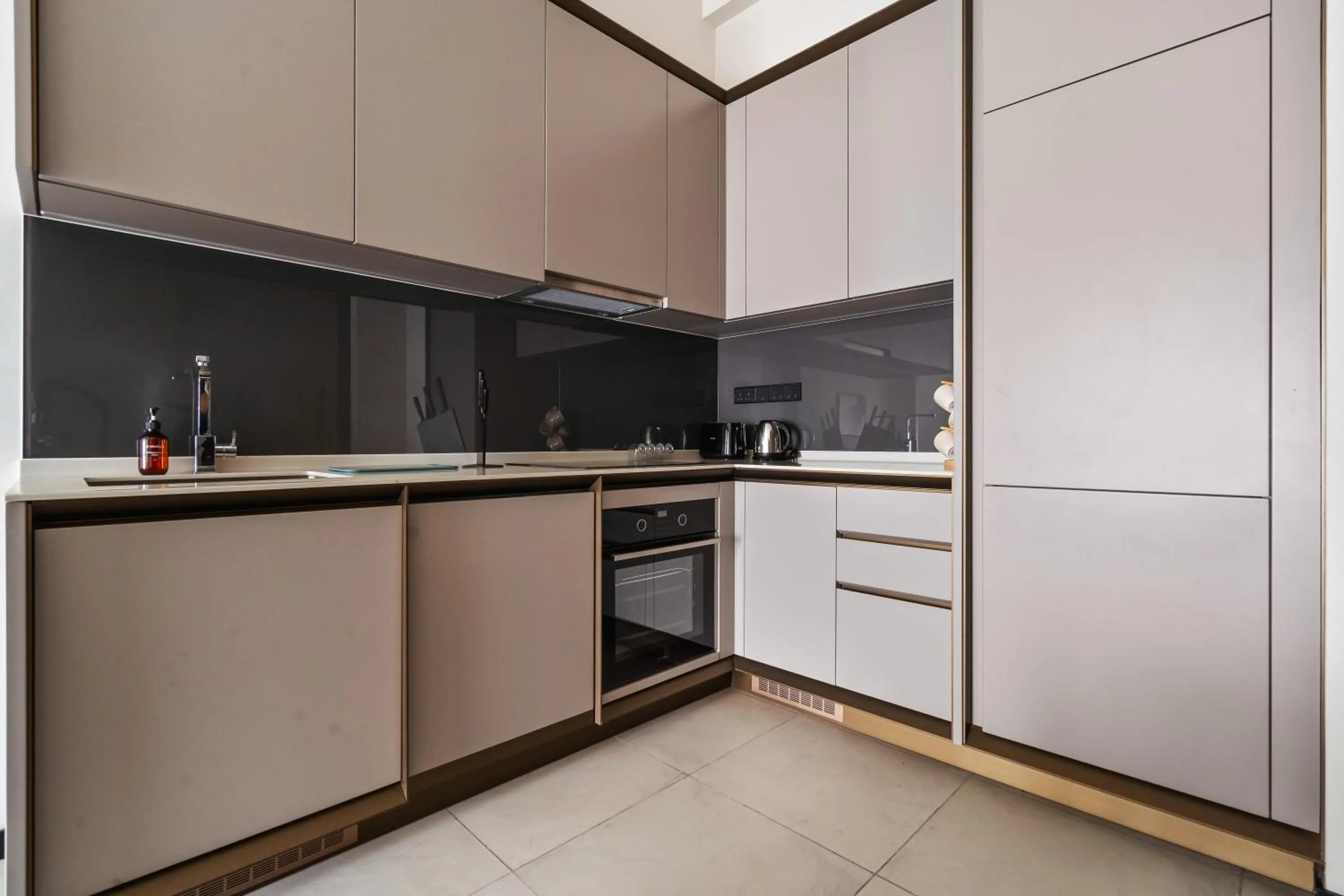 Kitchen or kitchenette in Opus by Soulasia