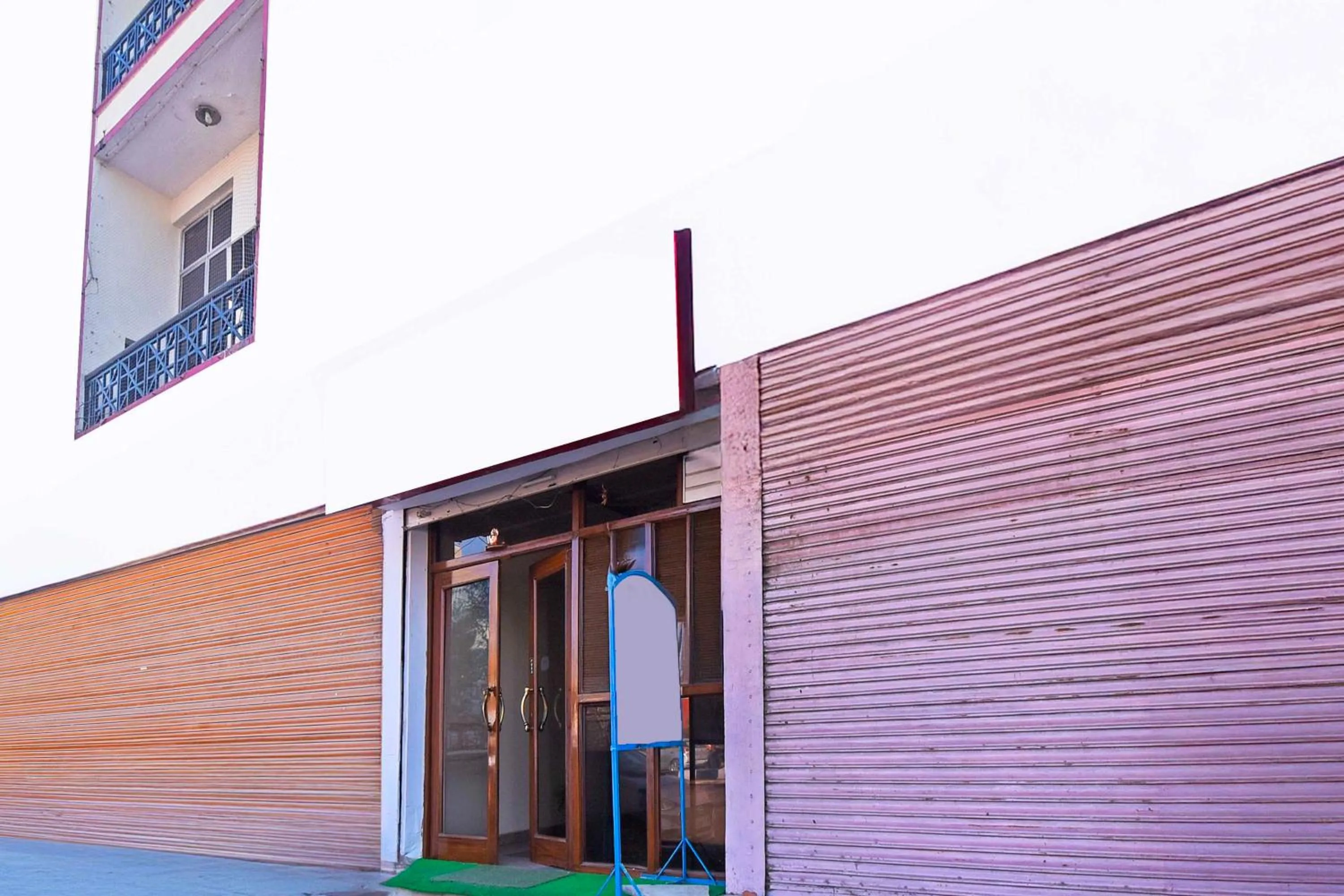 Facade/entrance in Hotel O Hathroi Market Near Dhuleshwar Garden