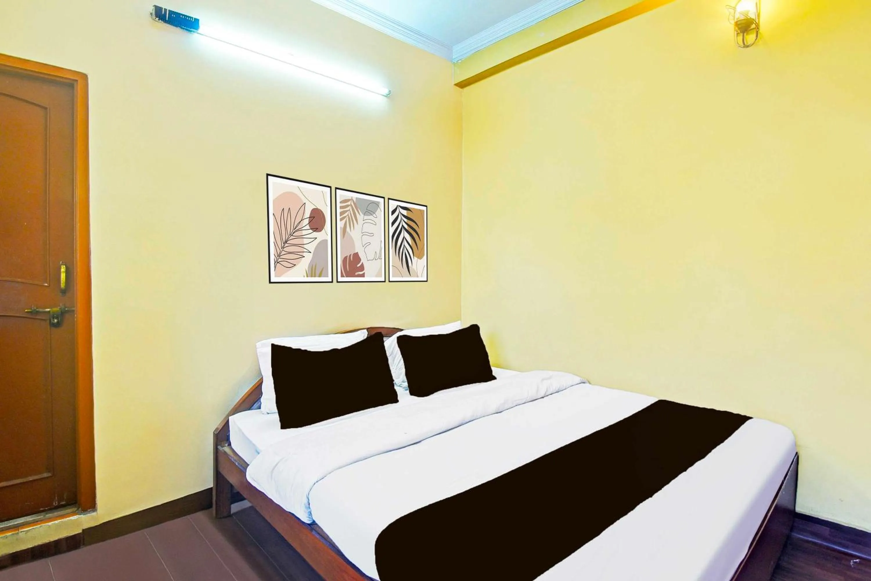 Bedroom, Bed in Hotel O Hathroi Market Near Dhuleshwar Garden