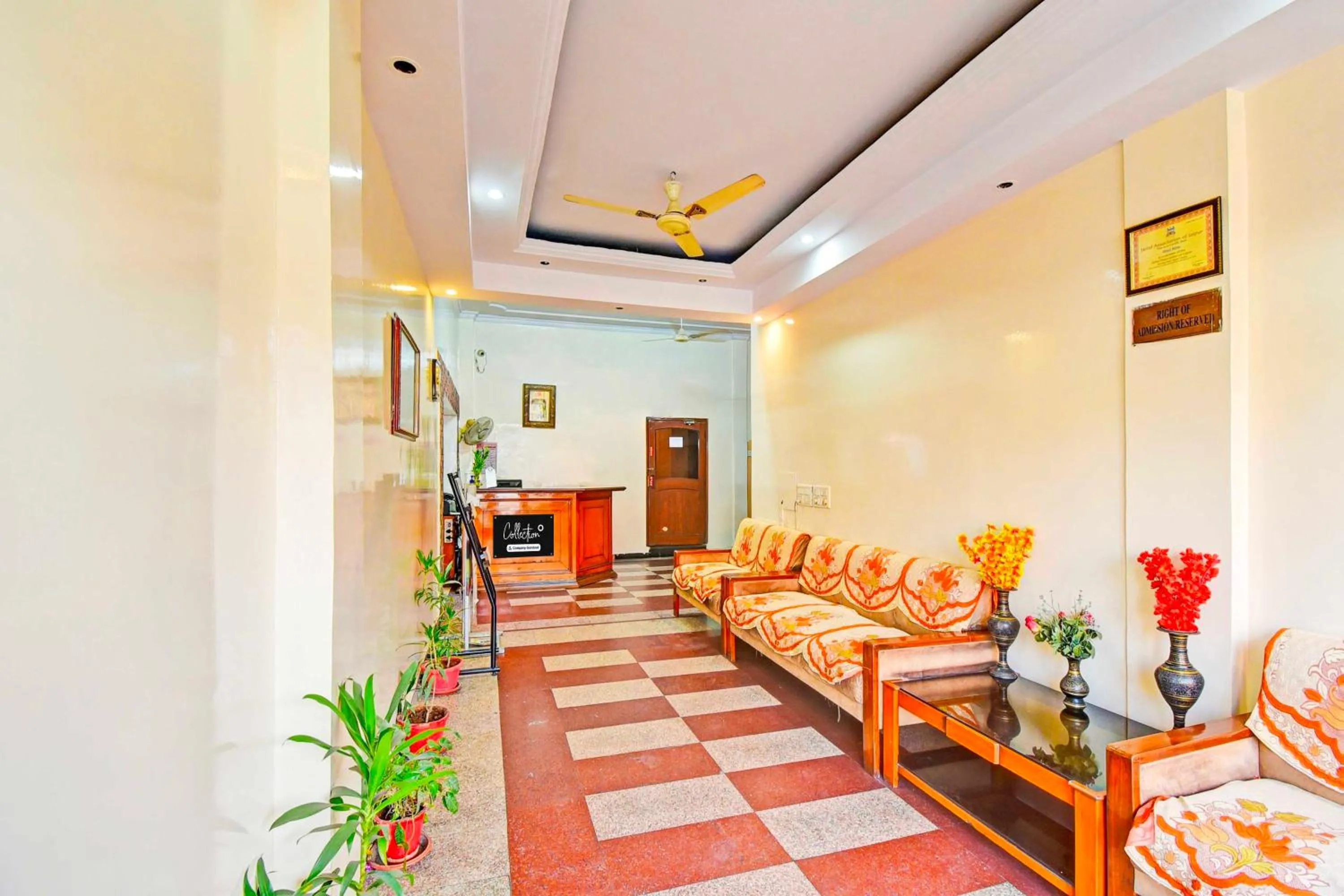 Lobby or reception in Hotel O Hathroi Market Near Dhuleshwar Garden
