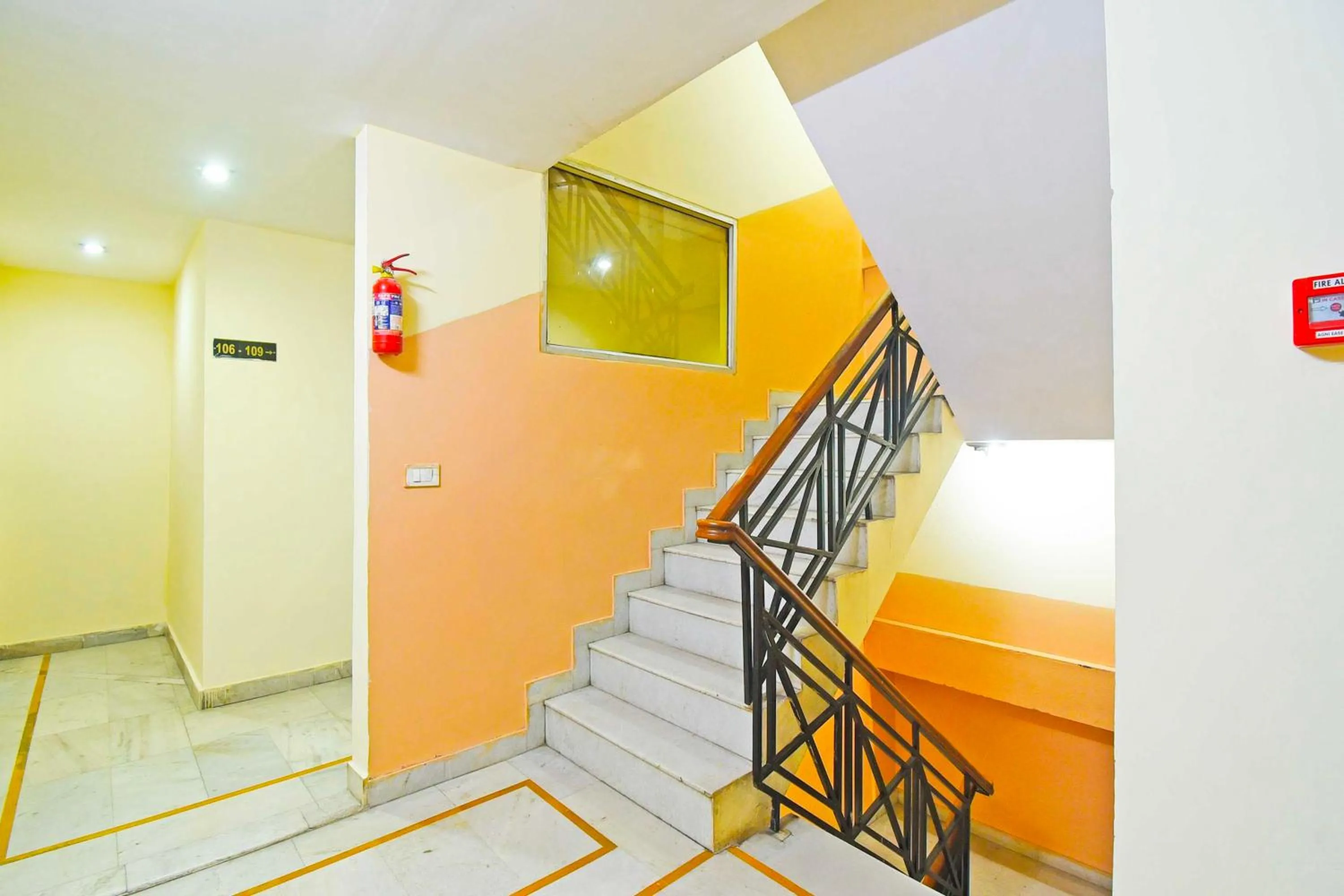 Lobby or reception in Hotel O Hathroi Market Near Dhuleshwar Garden