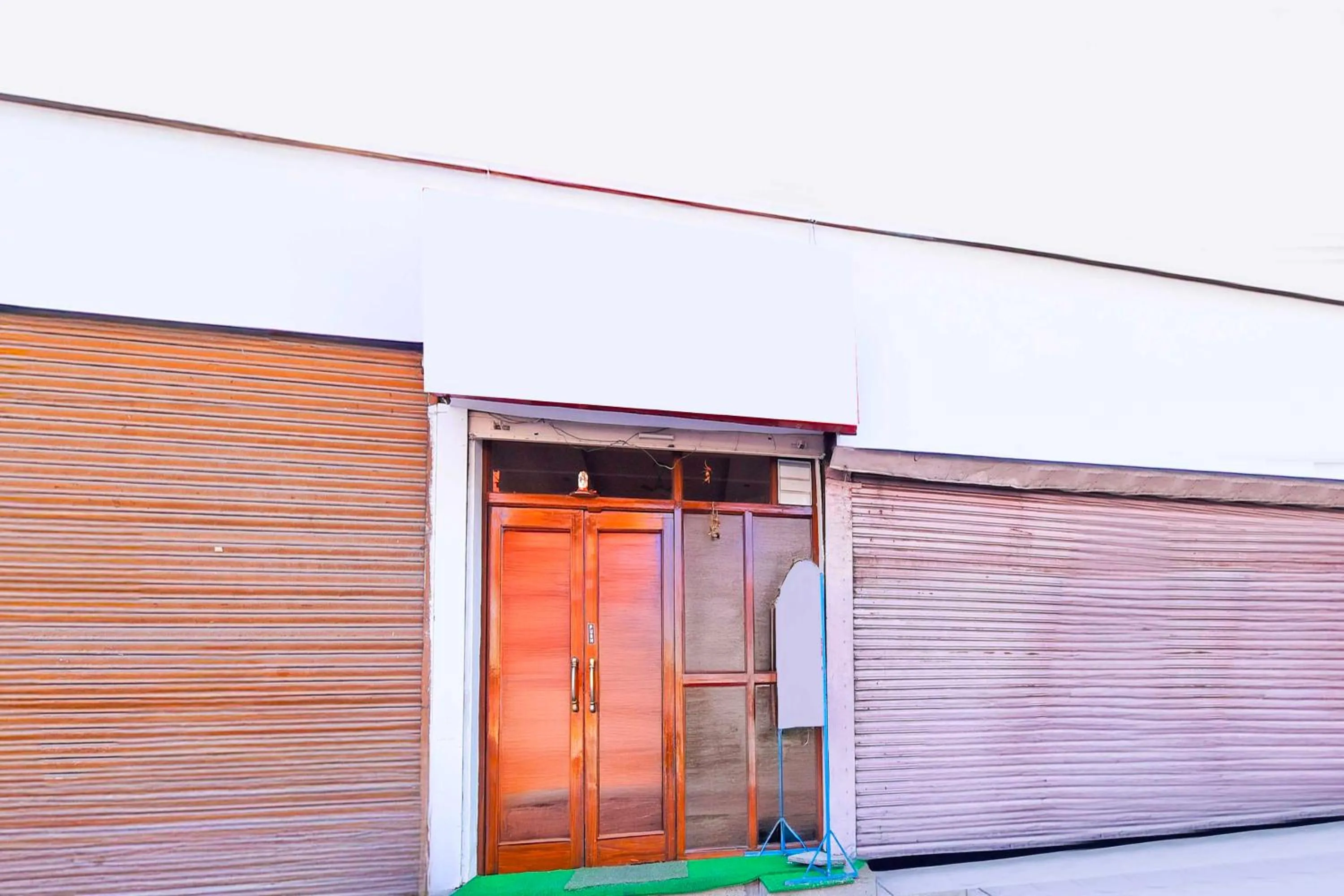 Facade/entrance in Hotel O Hathroi Market Near Dhuleshwar Garden