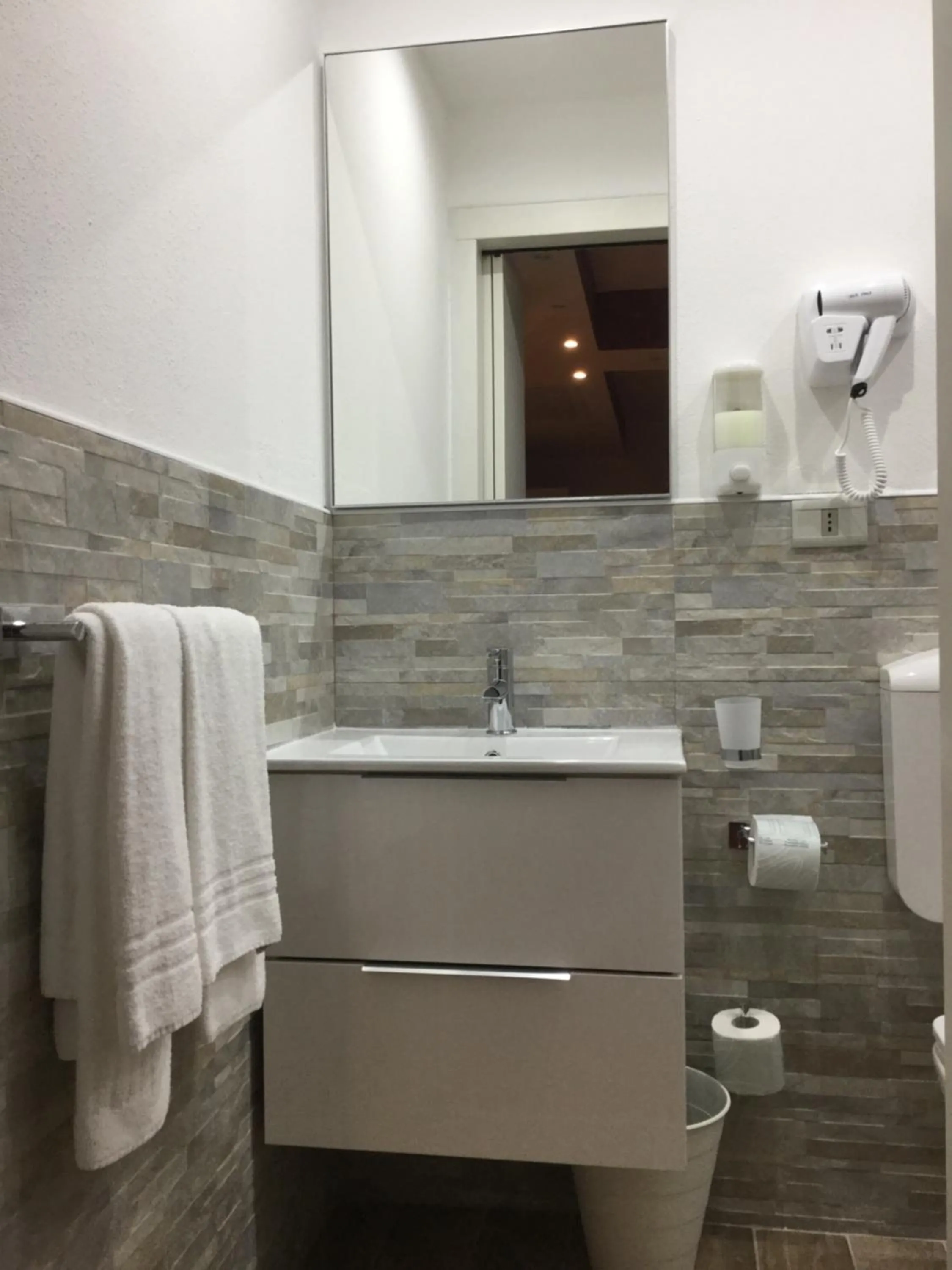Bathroom in Hotel Malpensafiera