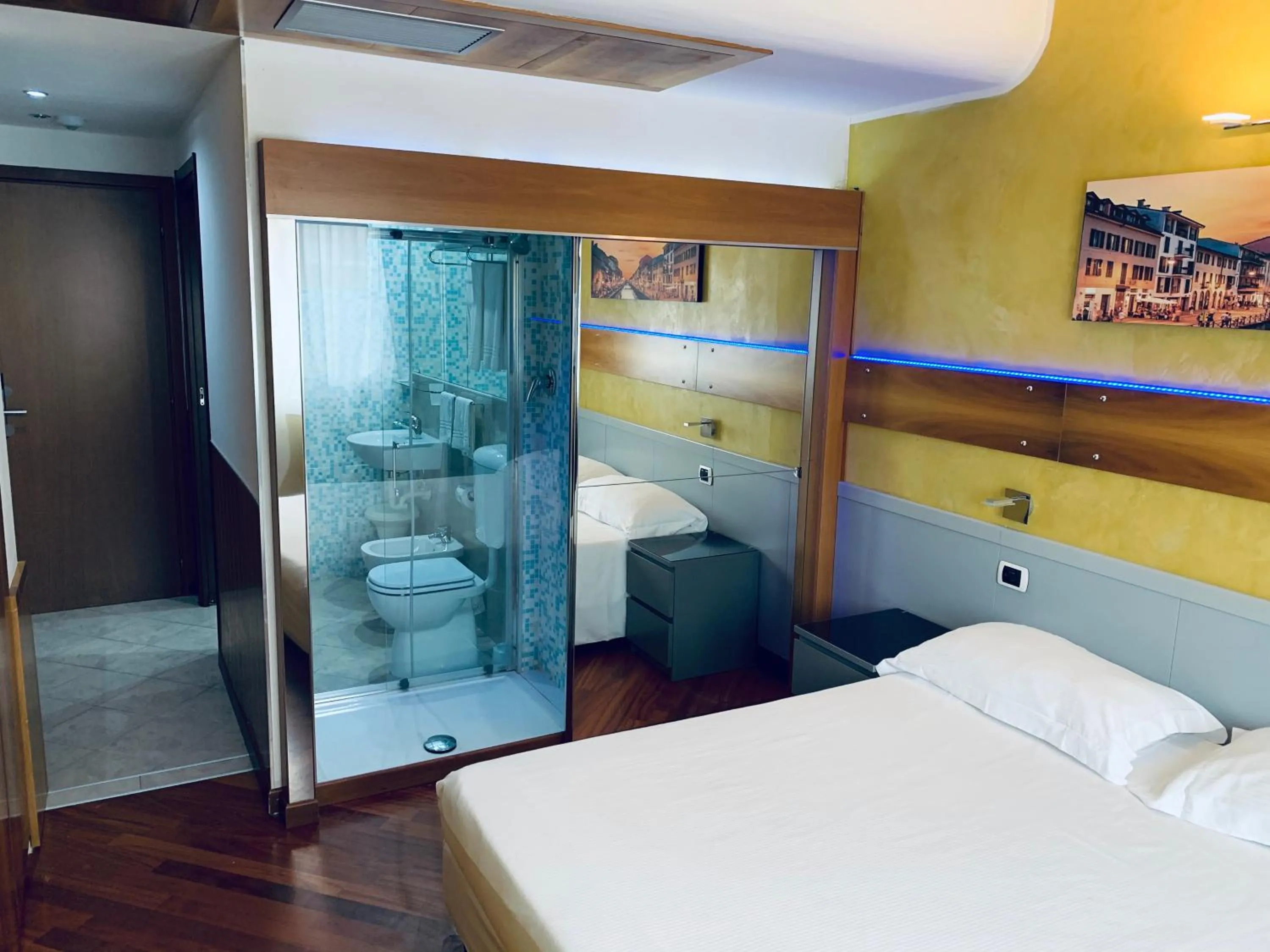 Bathroom, Bed in Hotel Malpensafiera