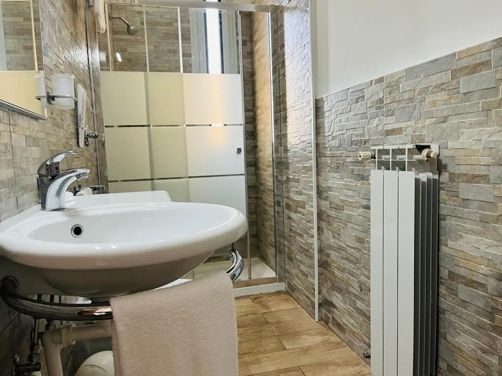 Shower in Hotel Malpensafiera
