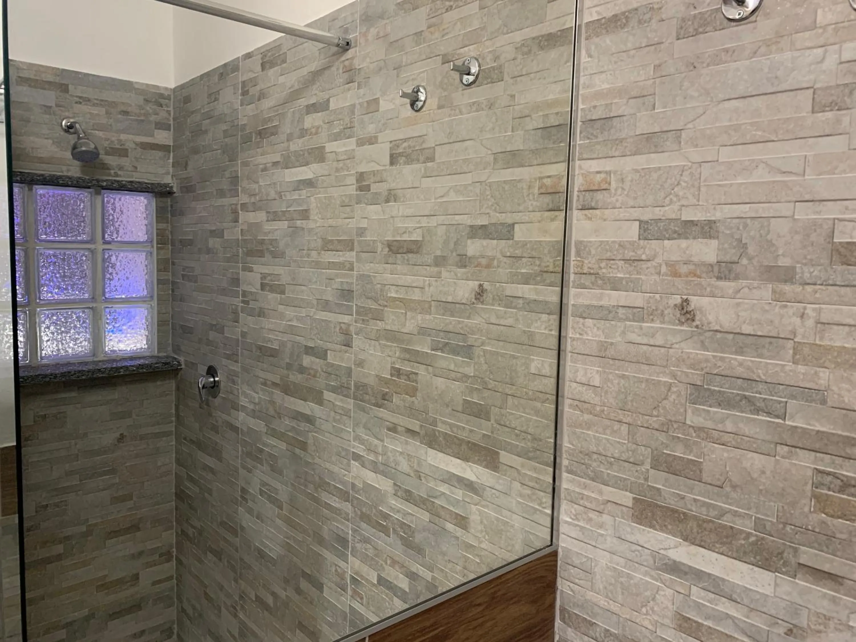 Shower in Hotel Malpensafiera