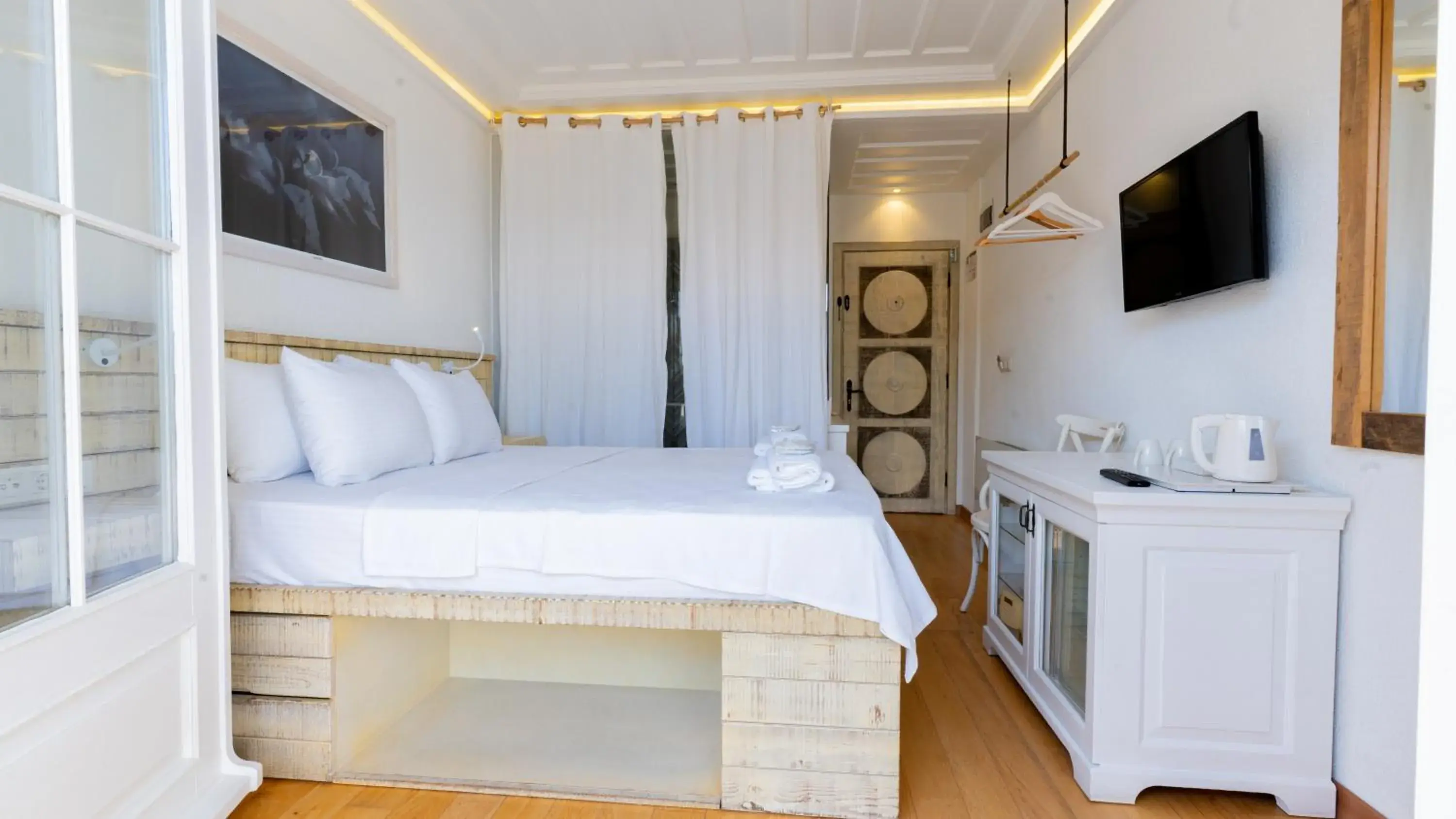Economy Double Room in Cunda Piano Otel Economy Double Room in Cunda Piano Otel