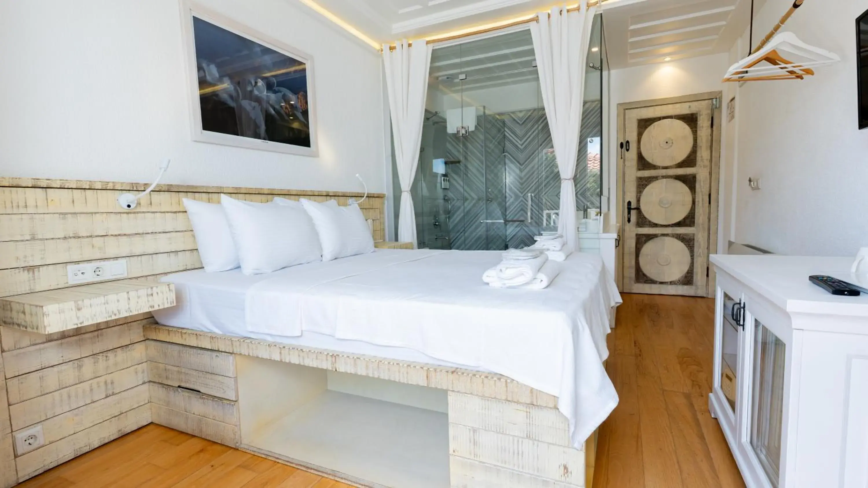 Economy Double Room in Cunda Piano Otel Economy Double Room in Cunda Piano Otel