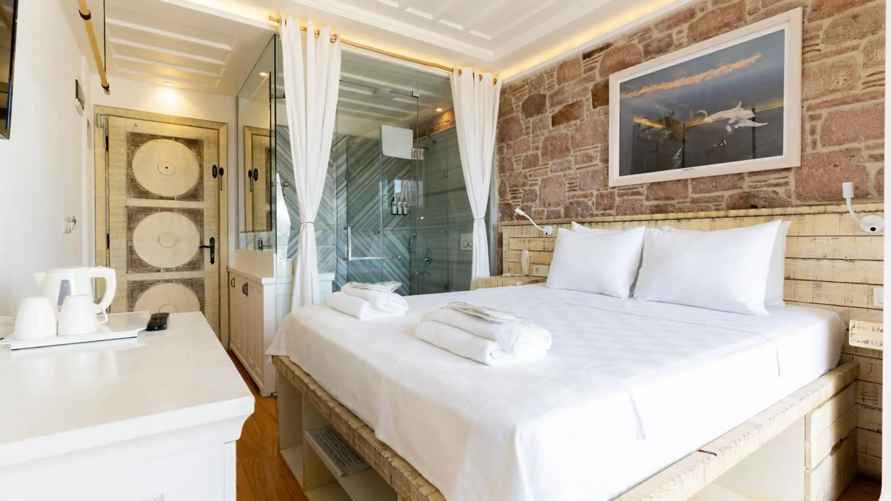 Double Room with Garden View in Cunda Piano Otel Double Room with Garden View in Cunda Piano Otel