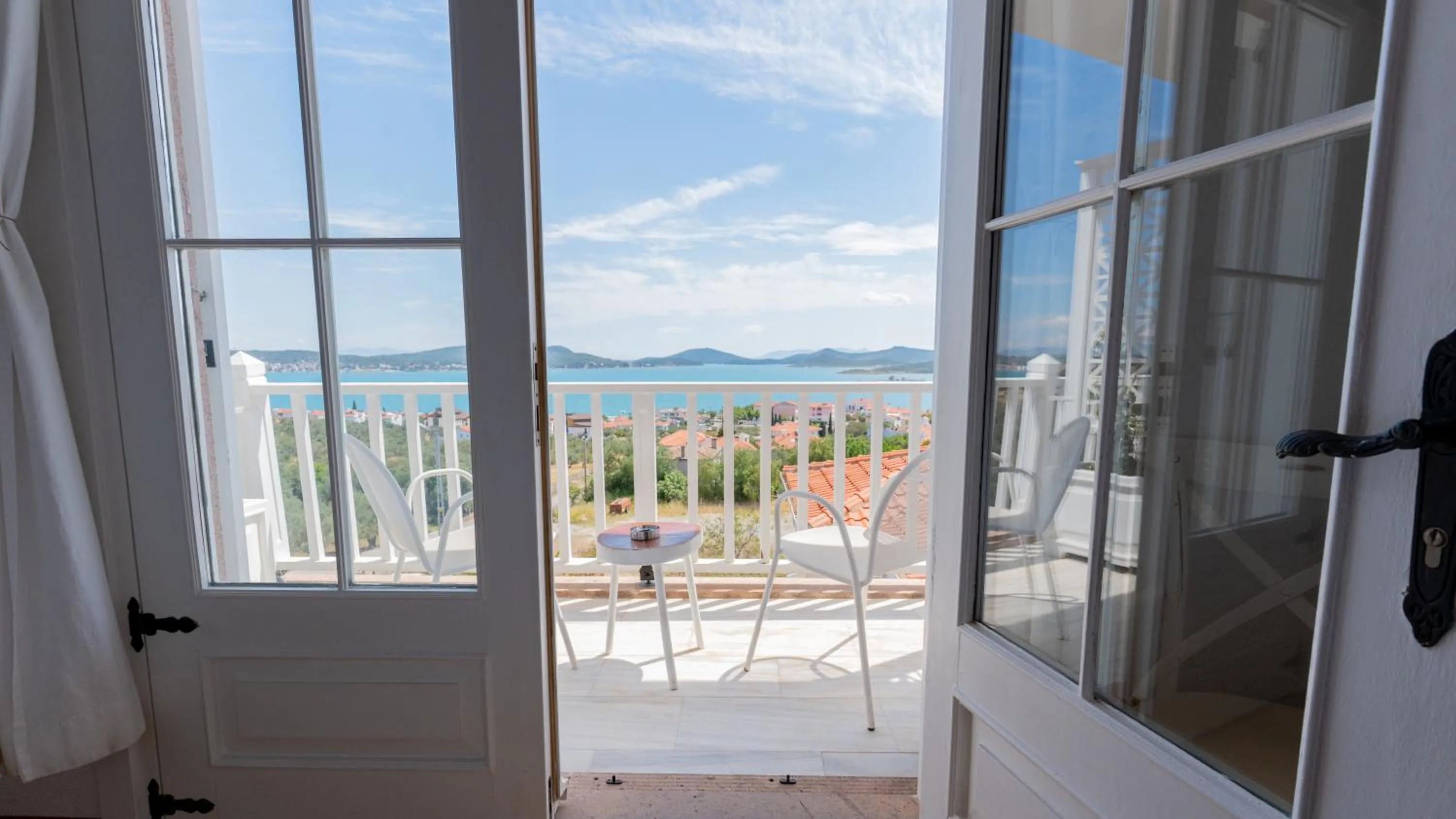 Standard Triple Room with Sea View in Cunda Piano Otel
