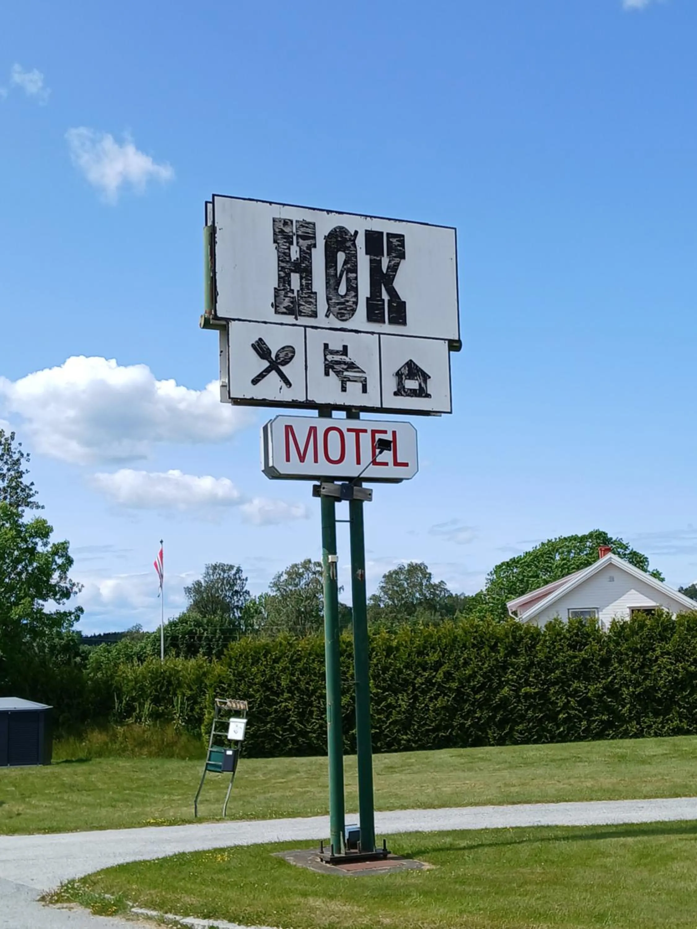 Property logo or sign in Høk Kro & Motell AS