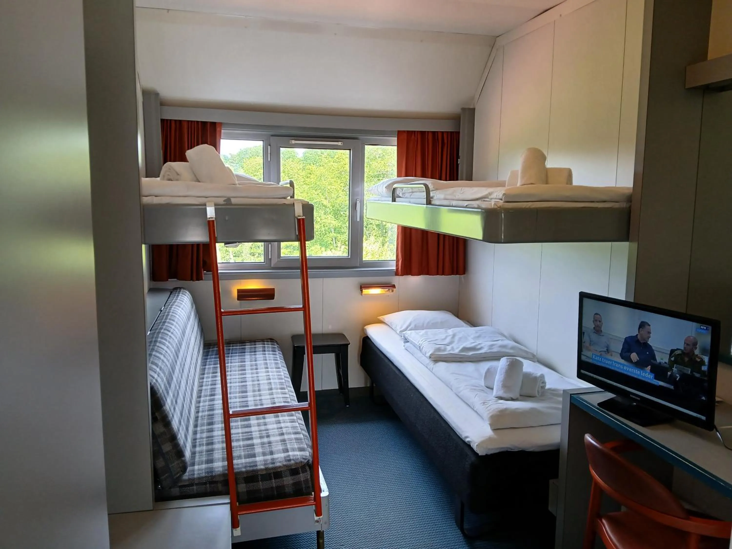 Photo of the whole room, Bed in Høk Kro & Motell AS