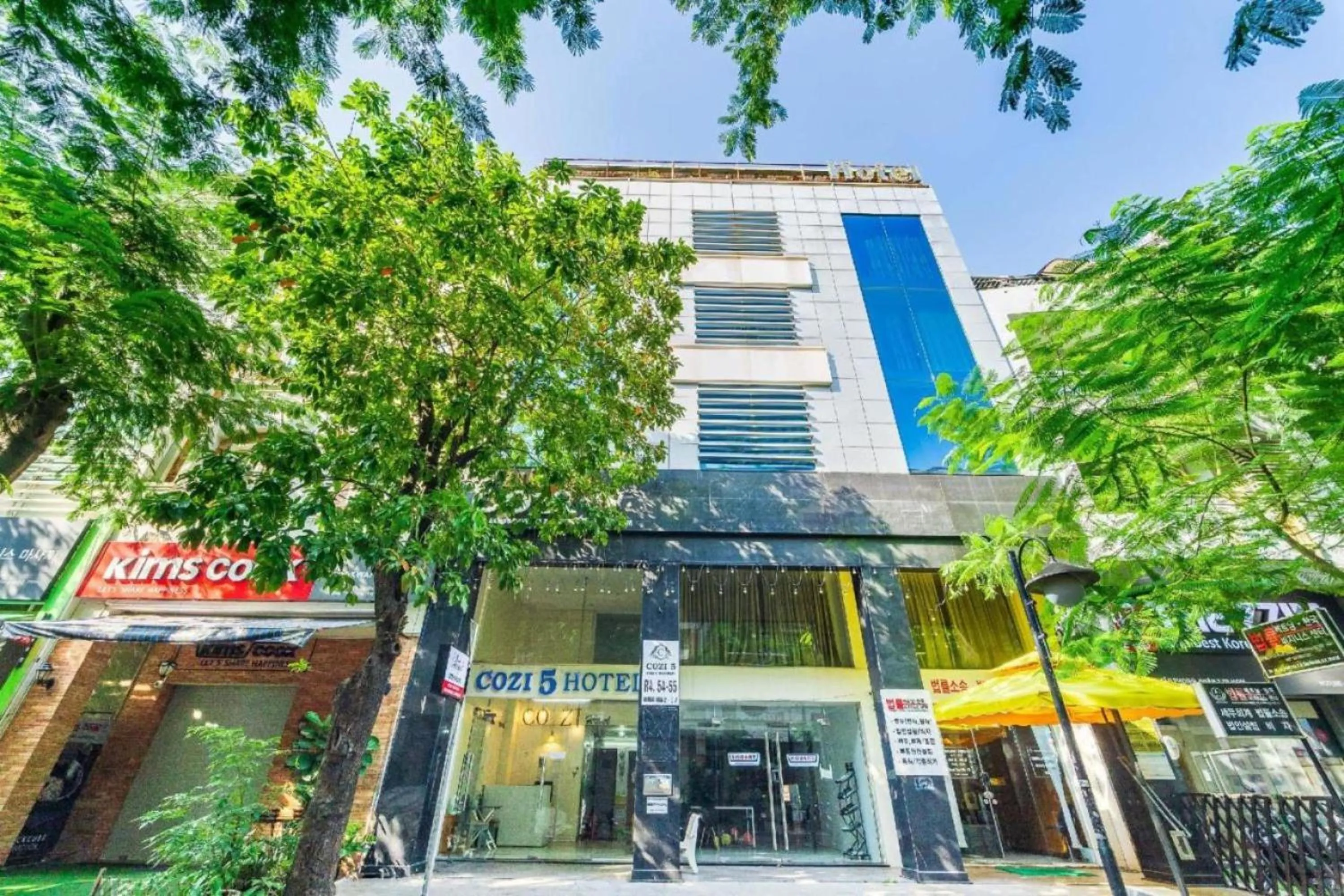 Property building in Dancenter O Cozy 5 Hotel Near SECC