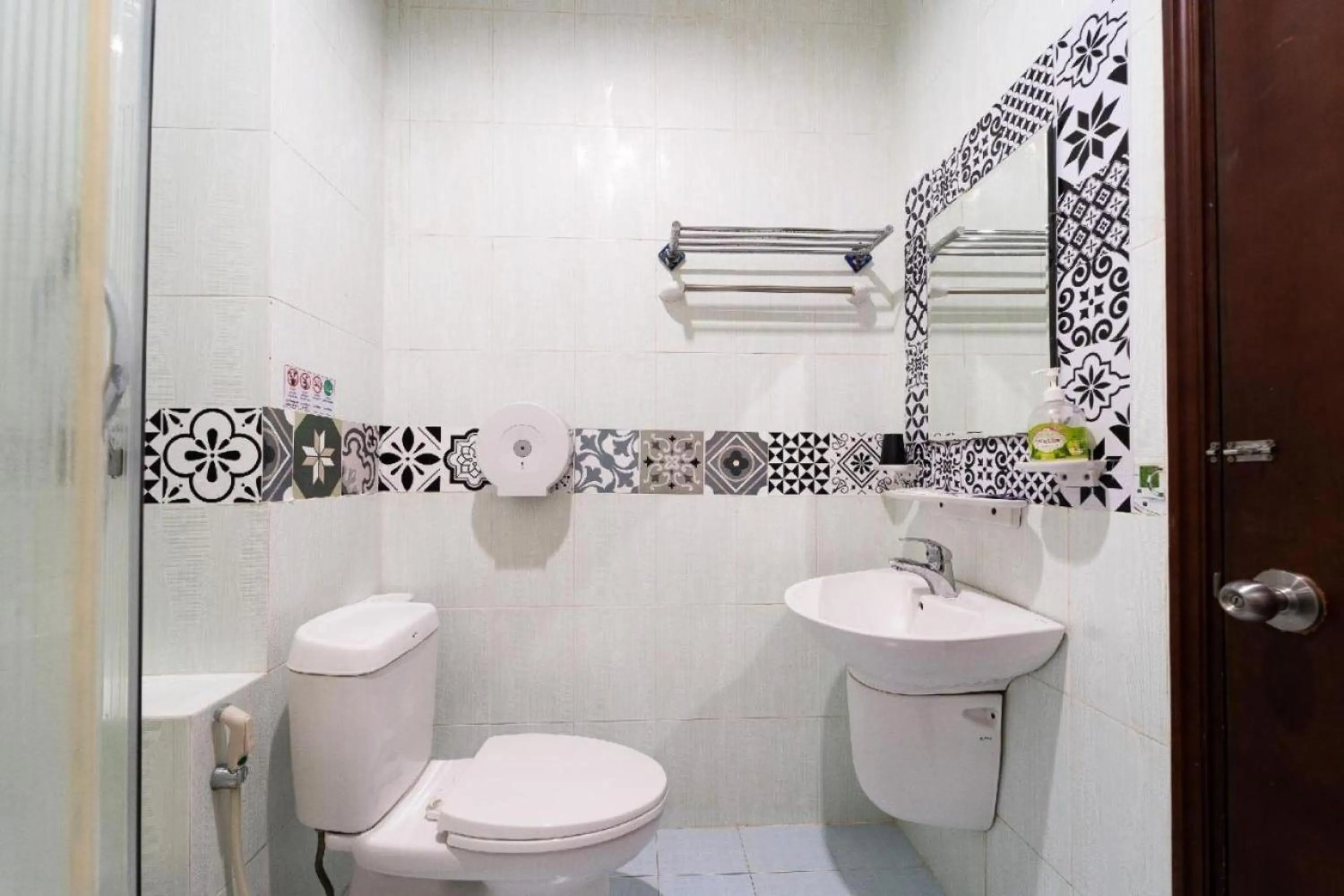 Bathroom in Dancenter O Cozy 5 Hotel Near SECC