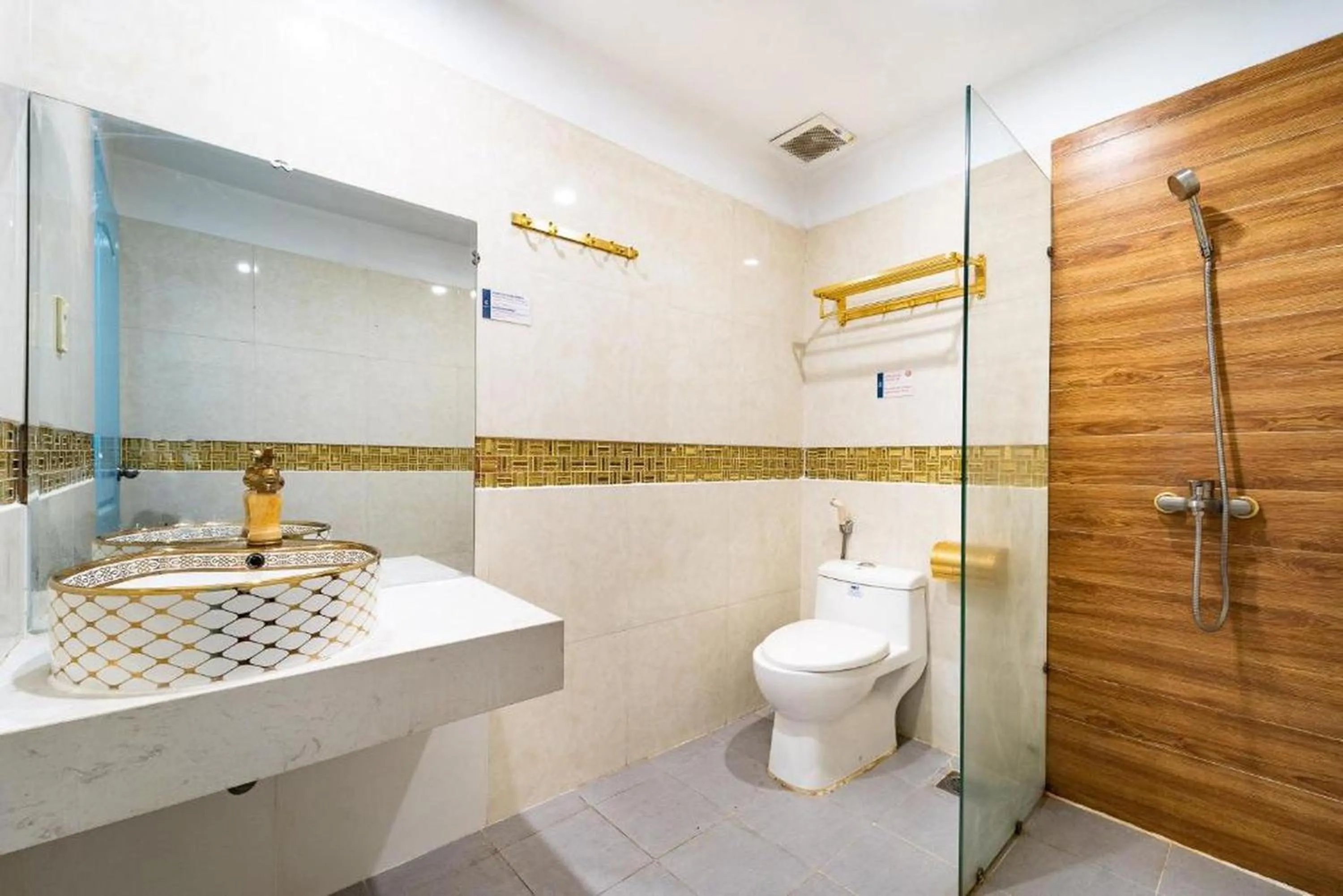 Bathroom in Joy Inn Hotel - Near T3 Terminal