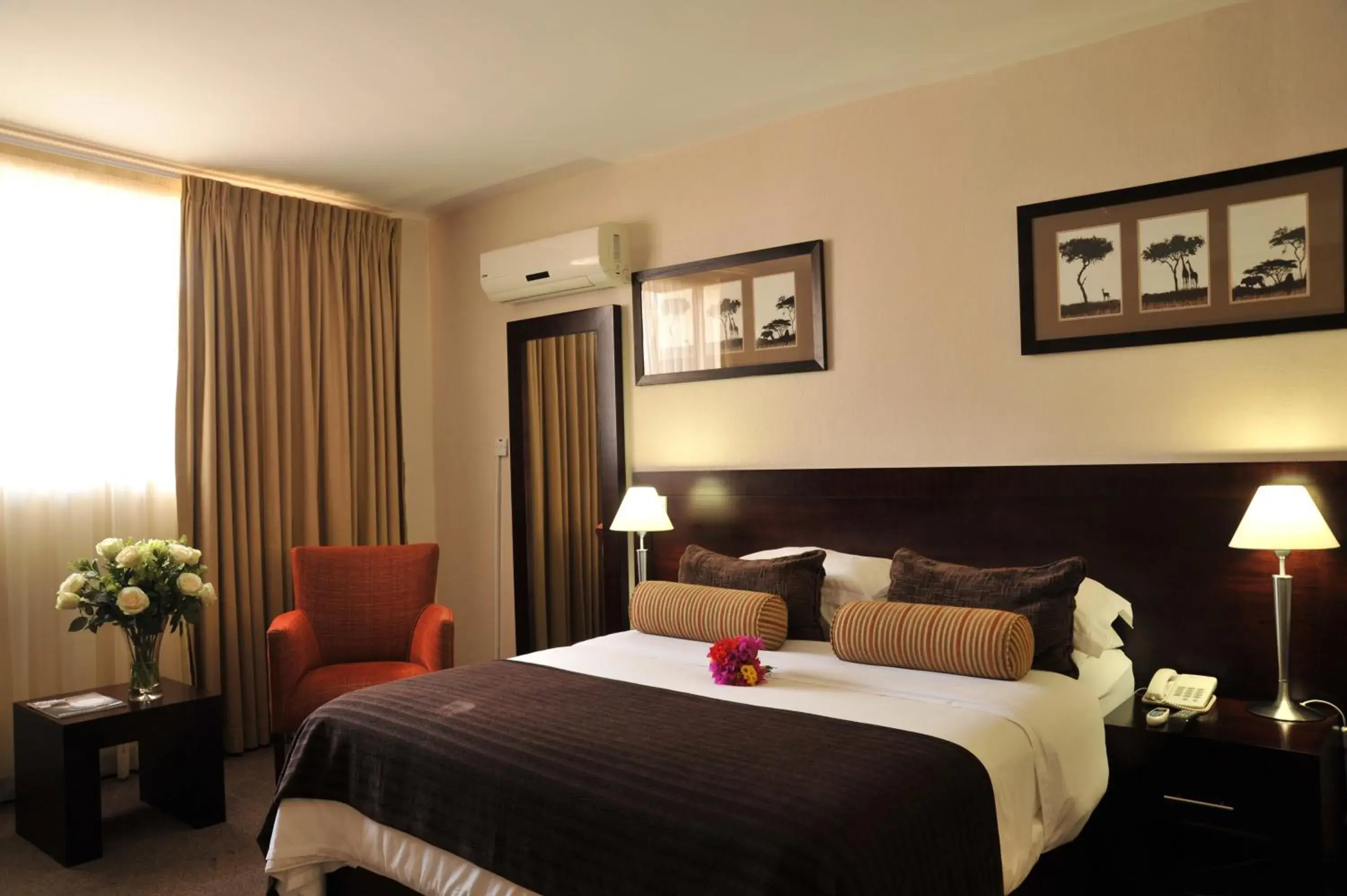 Bedroom, Bed in Cresta Bosele Hotel Bedroom, Bed in Cresta Bosele Hotel