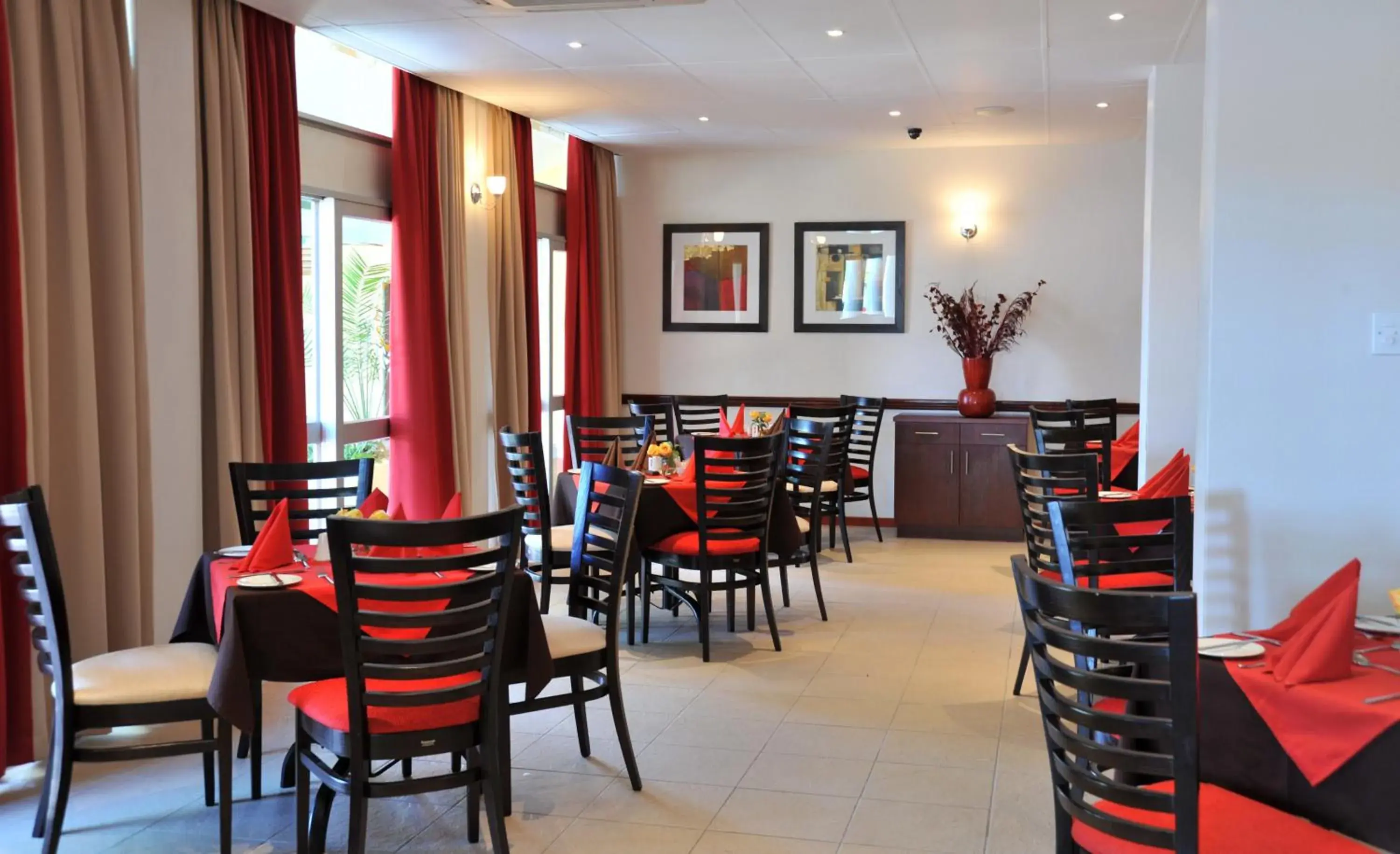 Restaurant/places to eat in Cresta Bosele Hotel Restaurant/places to eat in Cresta Bosele Hotel