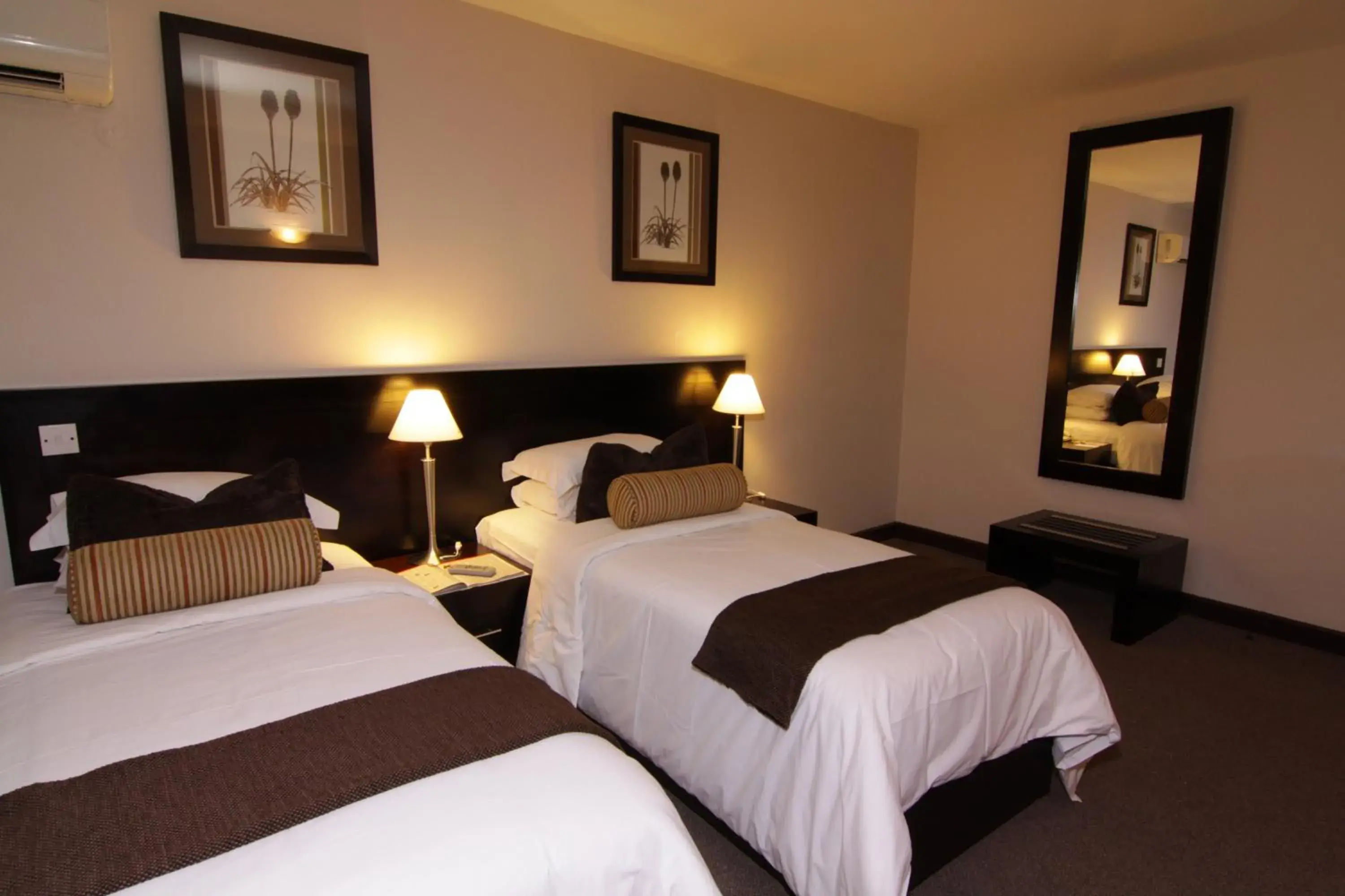 Bedroom, Bed in Cresta Bosele Hotel Bedroom, Bed in Cresta Bosele Hotel