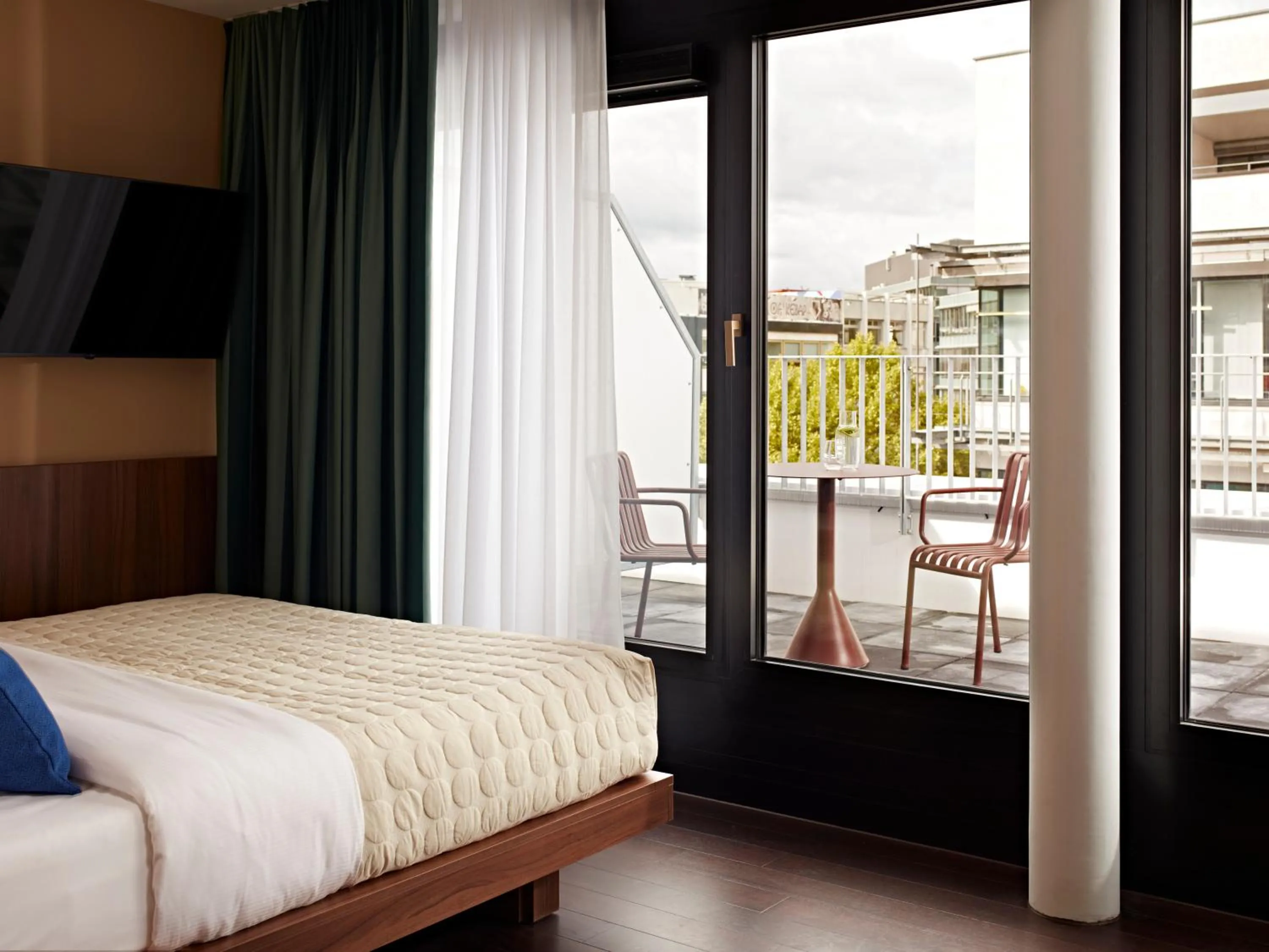 Medium Studio with Kitchenette and Balcony in Numa Stuttgart Rotebühlplatz