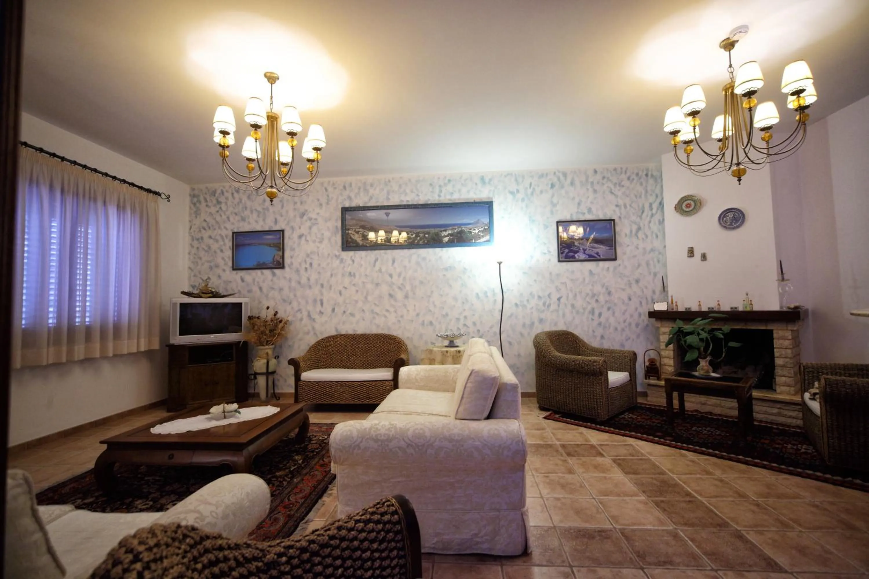 Communal lounge/ TV room in History Hotel