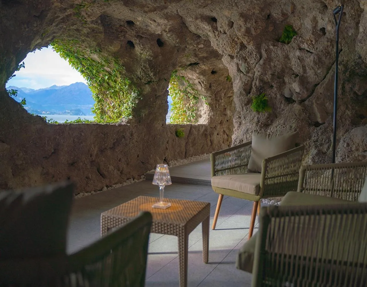 Seating area in Villa Lario Resort Mandello