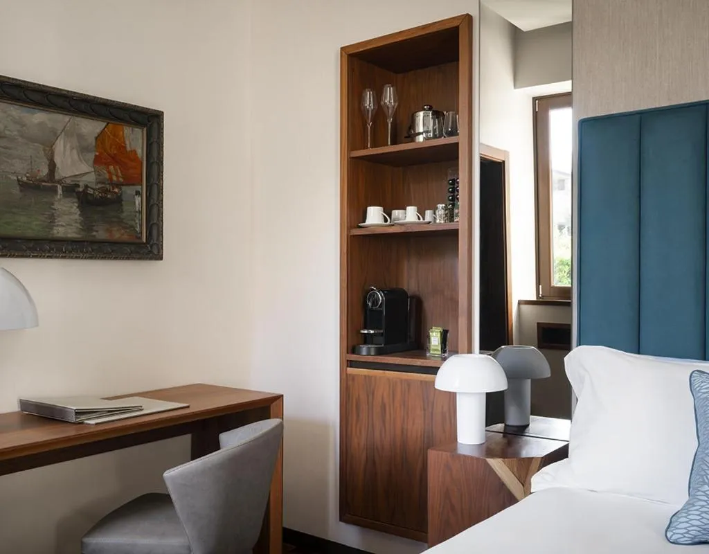 Bed in Villa Lario Resort Mandello