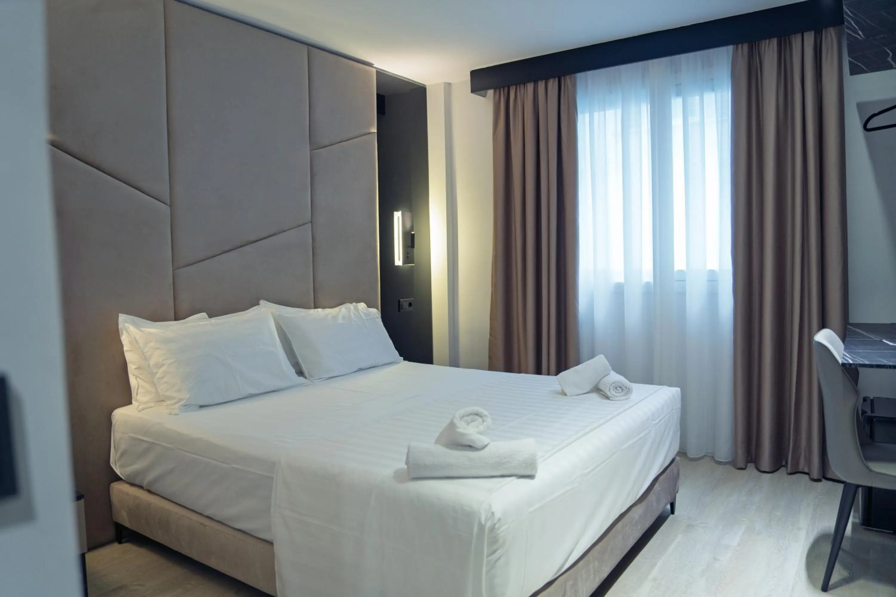 Bedroom, Bed in Hotel Mefolinkel Suits