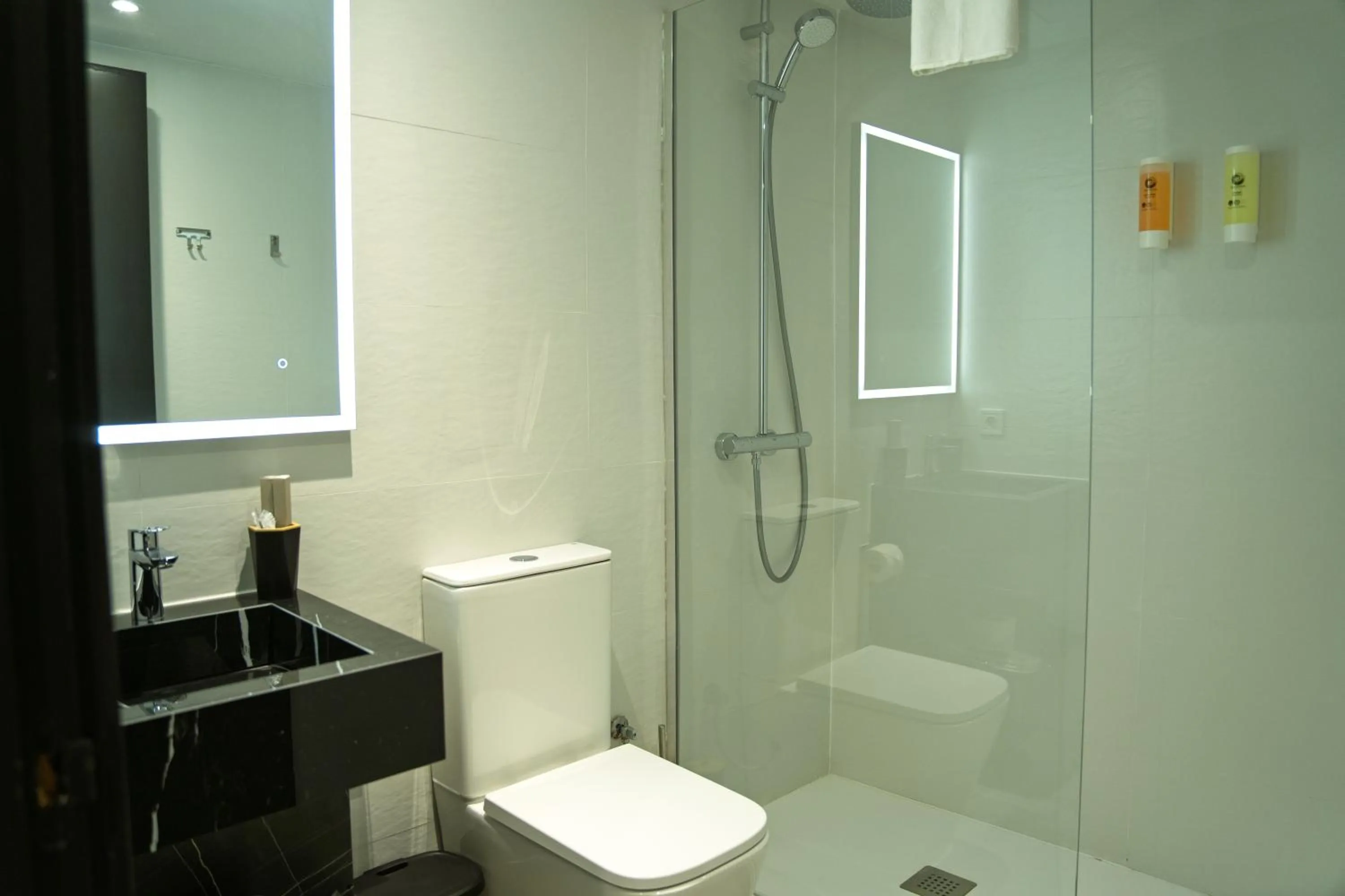 Shower in Hotel Mefolinkel Suits