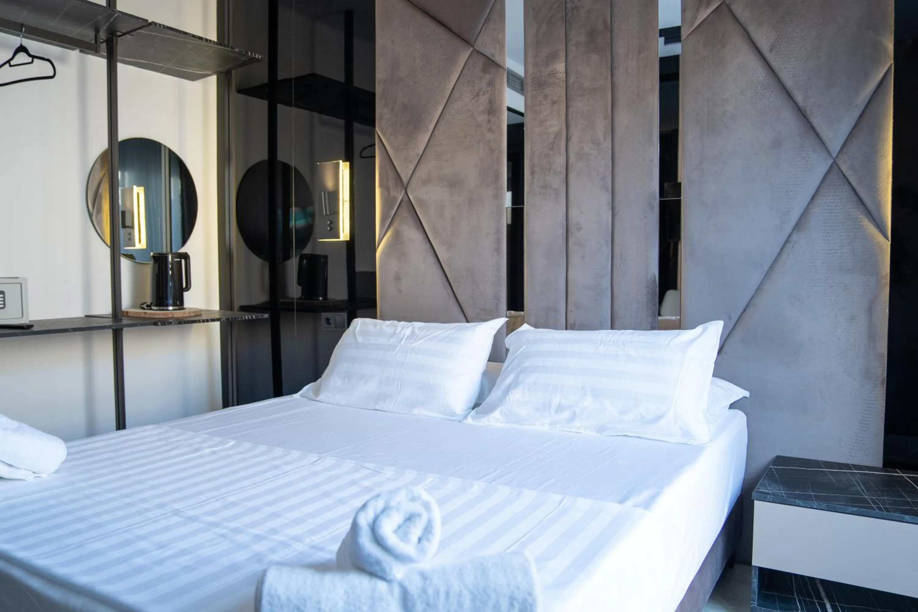 Bedroom, Bed in Hotel Mefolinkel Suits