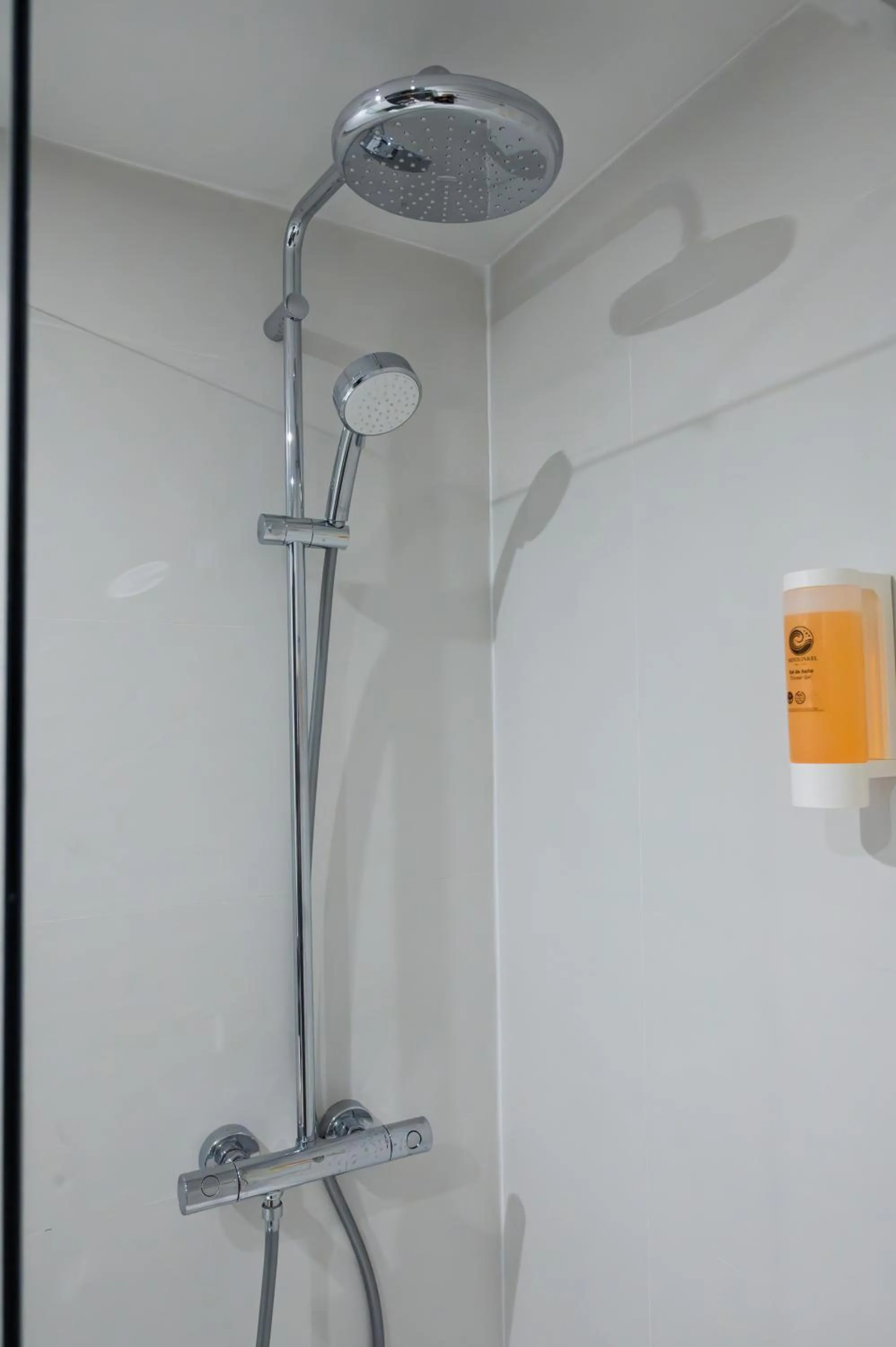 Shower in Hotel Mefolinkel Suits