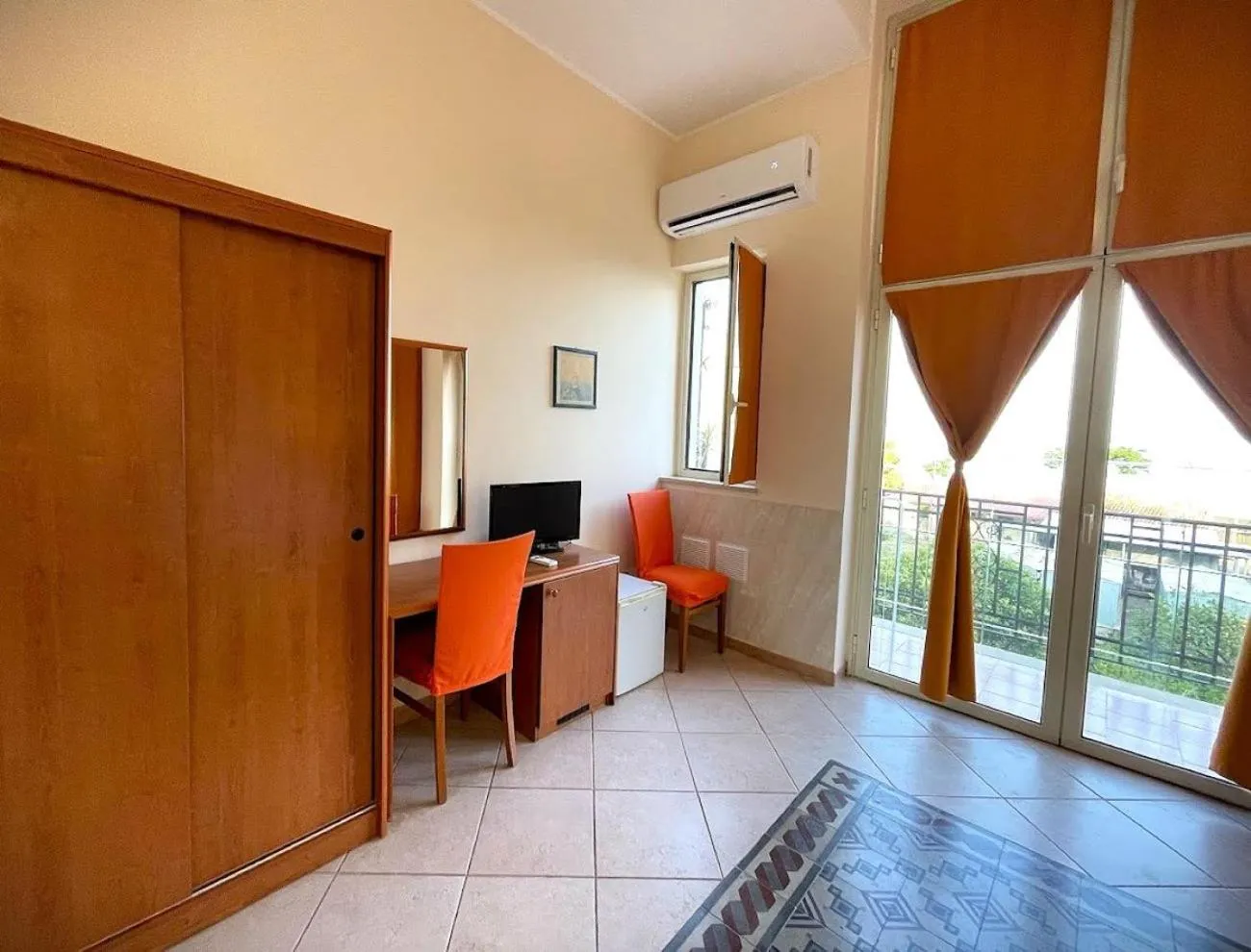 Photo of the whole room in GR B&B