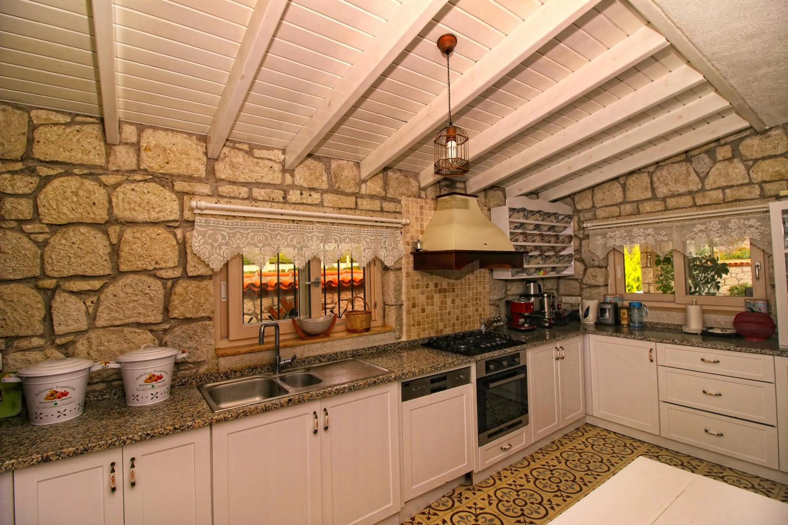 Communal kitchen in Kupina Alaçatı