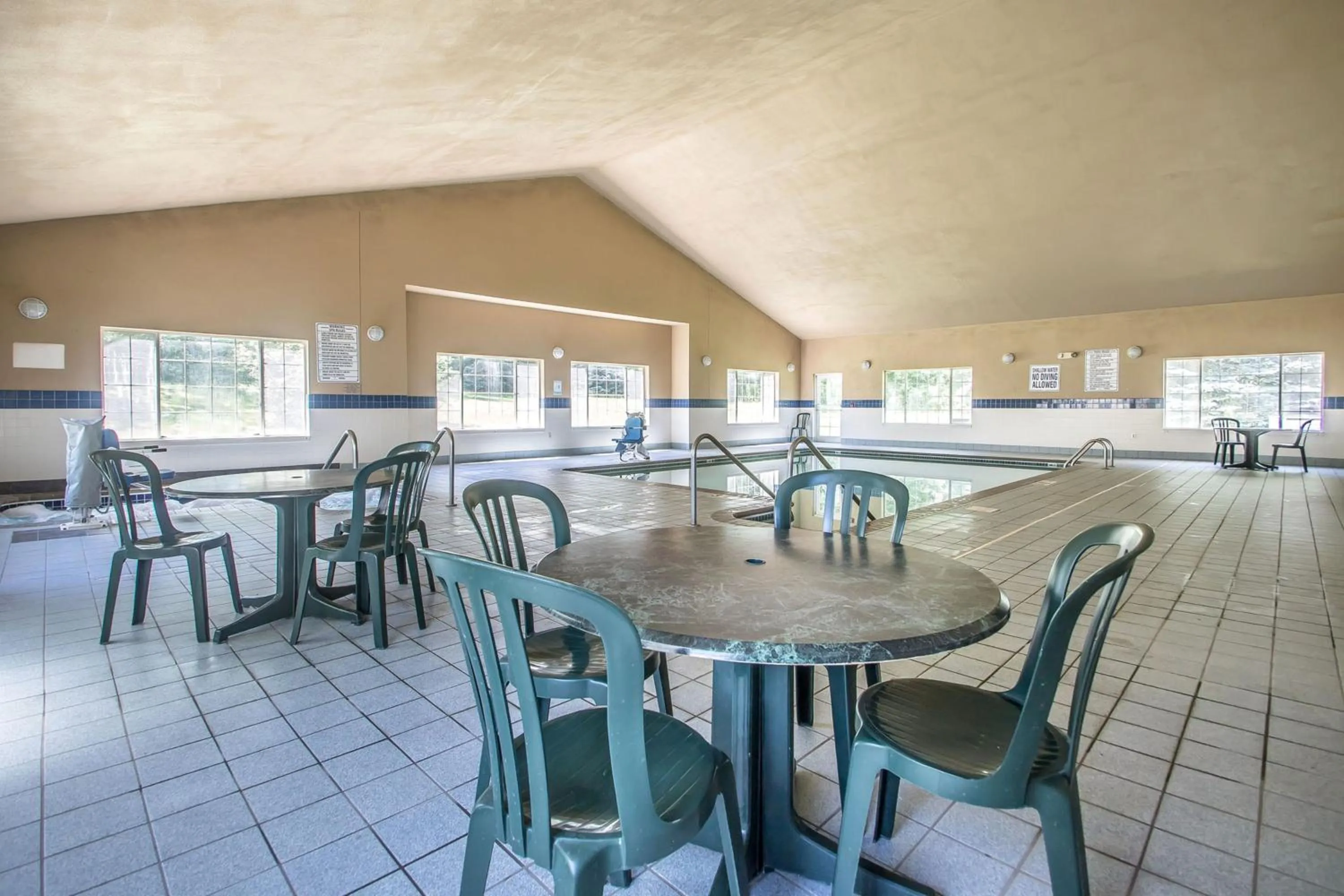 Swimming pool in Quality Inn & Suites East Troy I-43