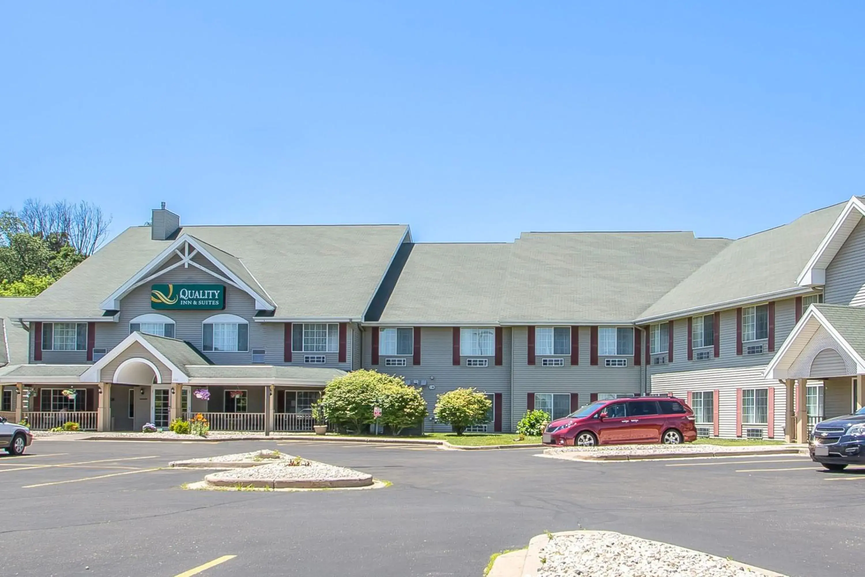 Property building in Quality Inn & Suites East Troy I-43 Property building in Quality Inn & Suites East Troy I-43