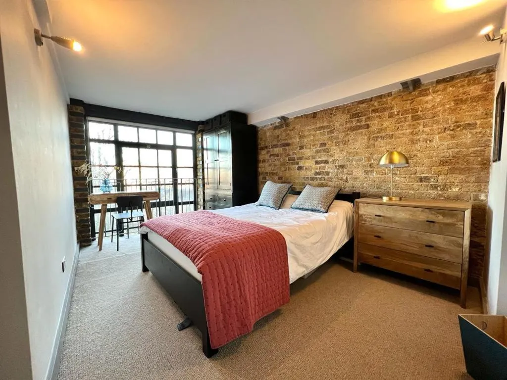 Stunning 2-Bed Converted Warehouse - Sleeps 4