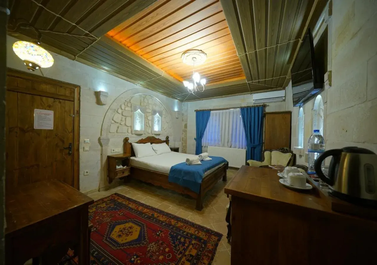 Budget Double Room in ShoeString Stone House Budget Double Room in ShoeString Stone House