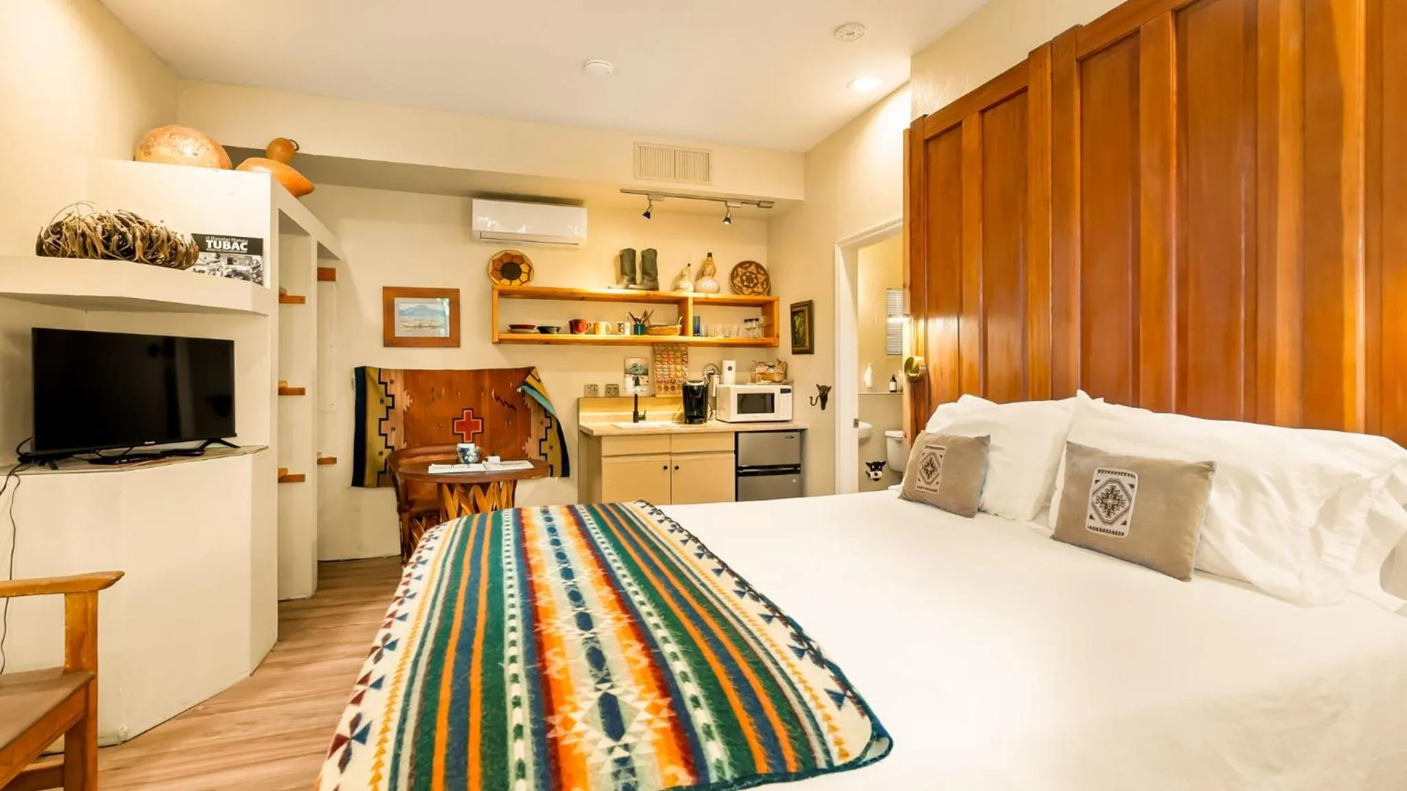 Bed in Tubac Country Inn
