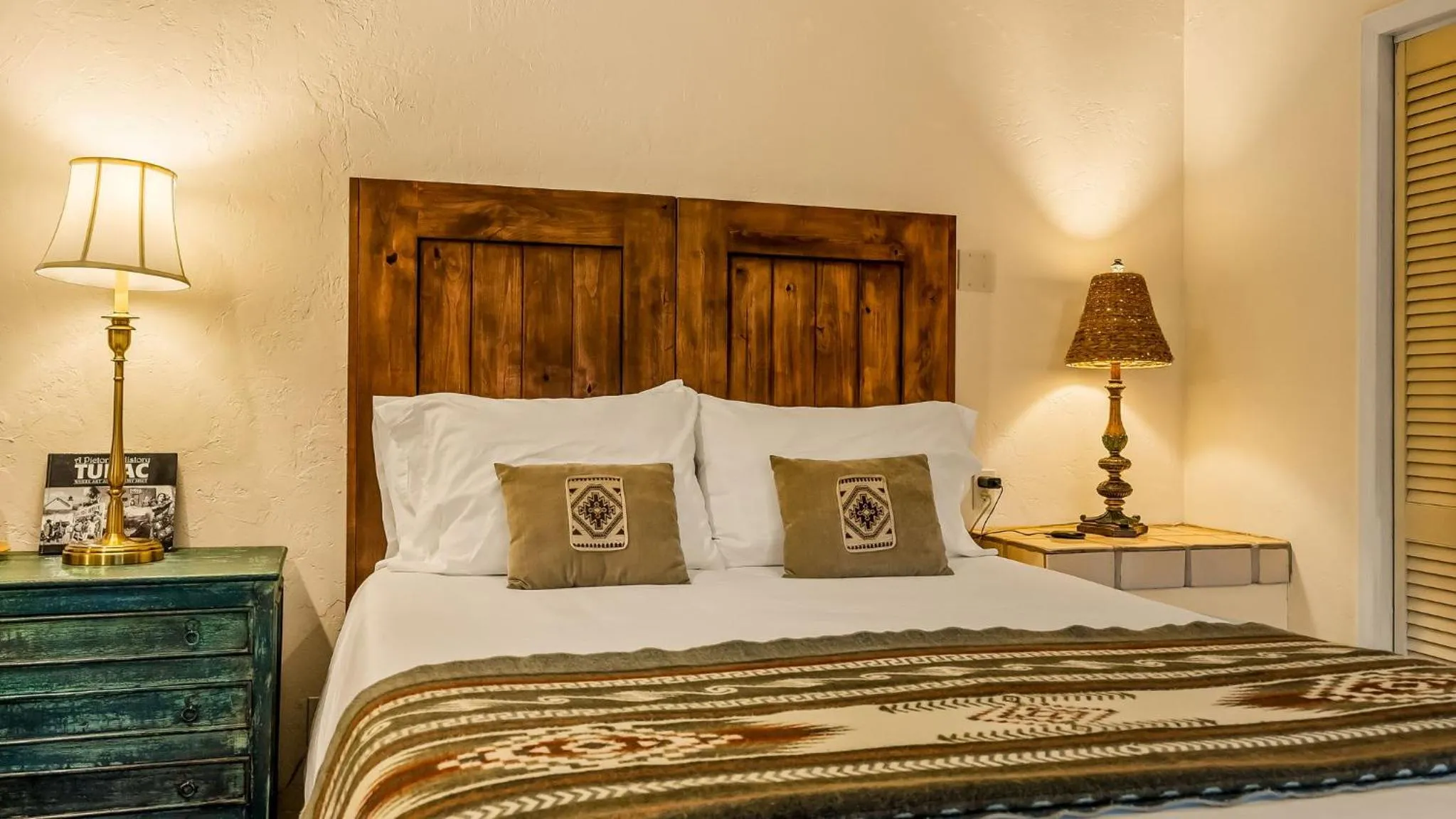 Bed in Tubac Country Inn