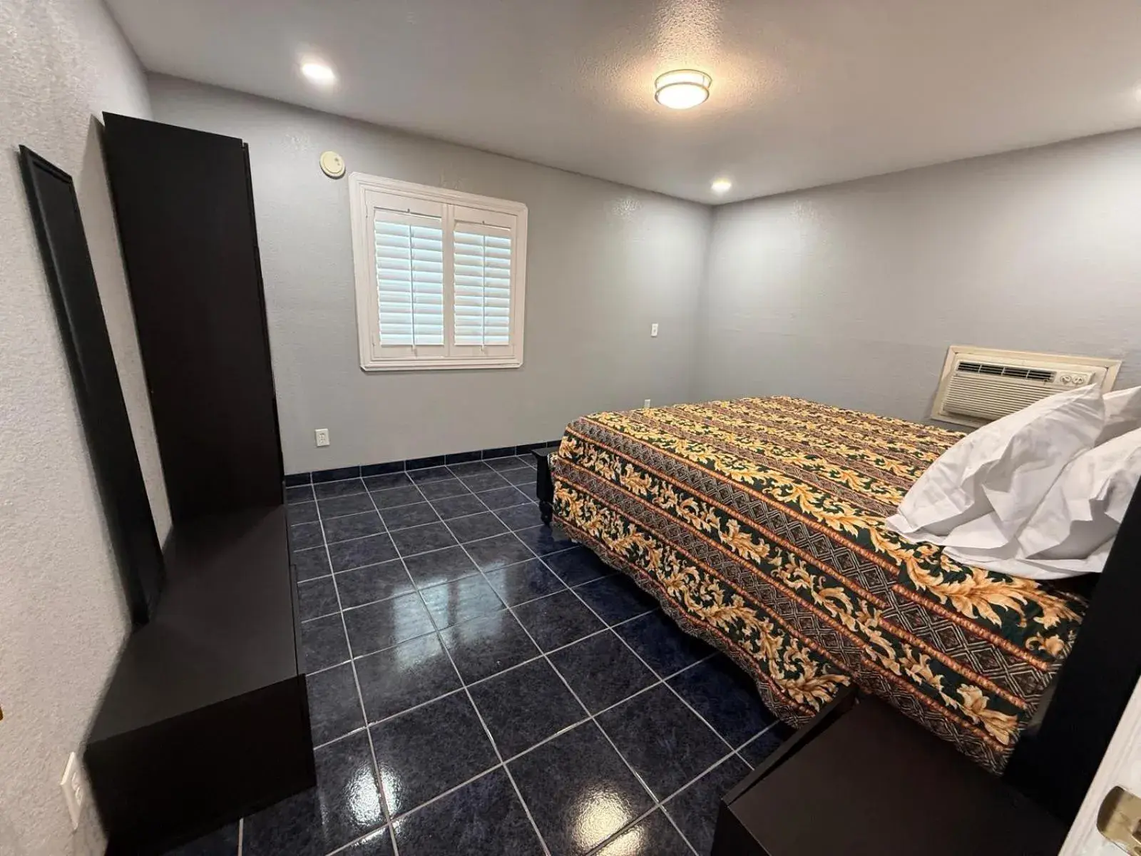 King Room in Great Value Inn & Suites King Room in Great Value Inn & Suites