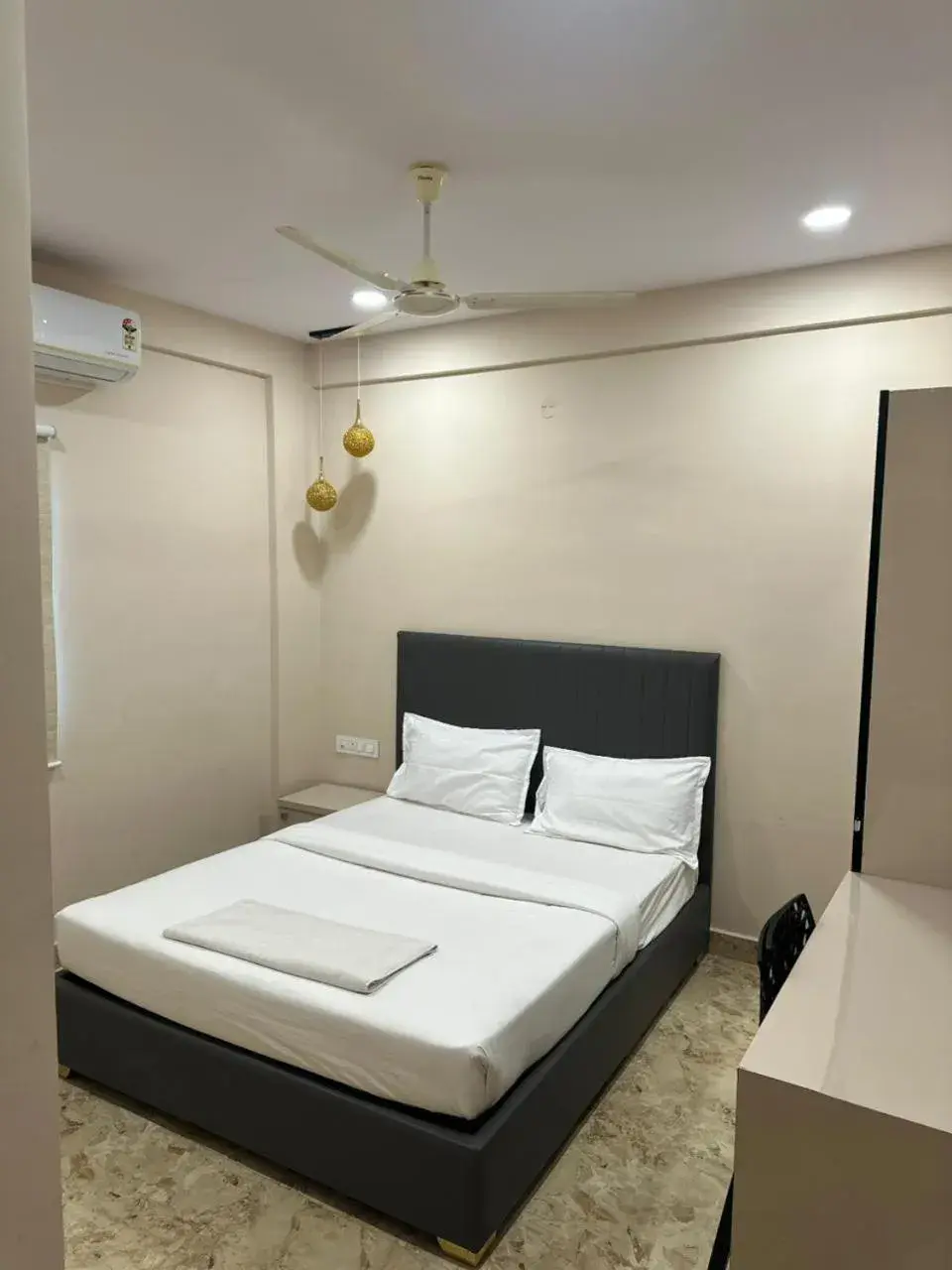 Small Double Room - single occupancy in Hotel Well Suites Near Electronic City 400 Mtr Small Double Room - single occupancy in Hotel Well Suites Near Electronic City 400 Mtr