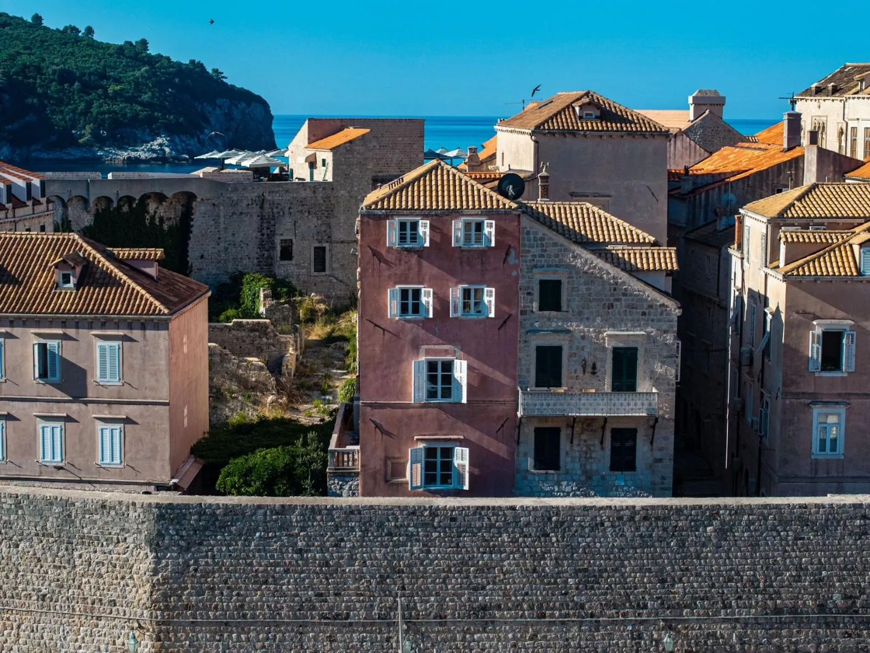 Property building in Casa Rosa