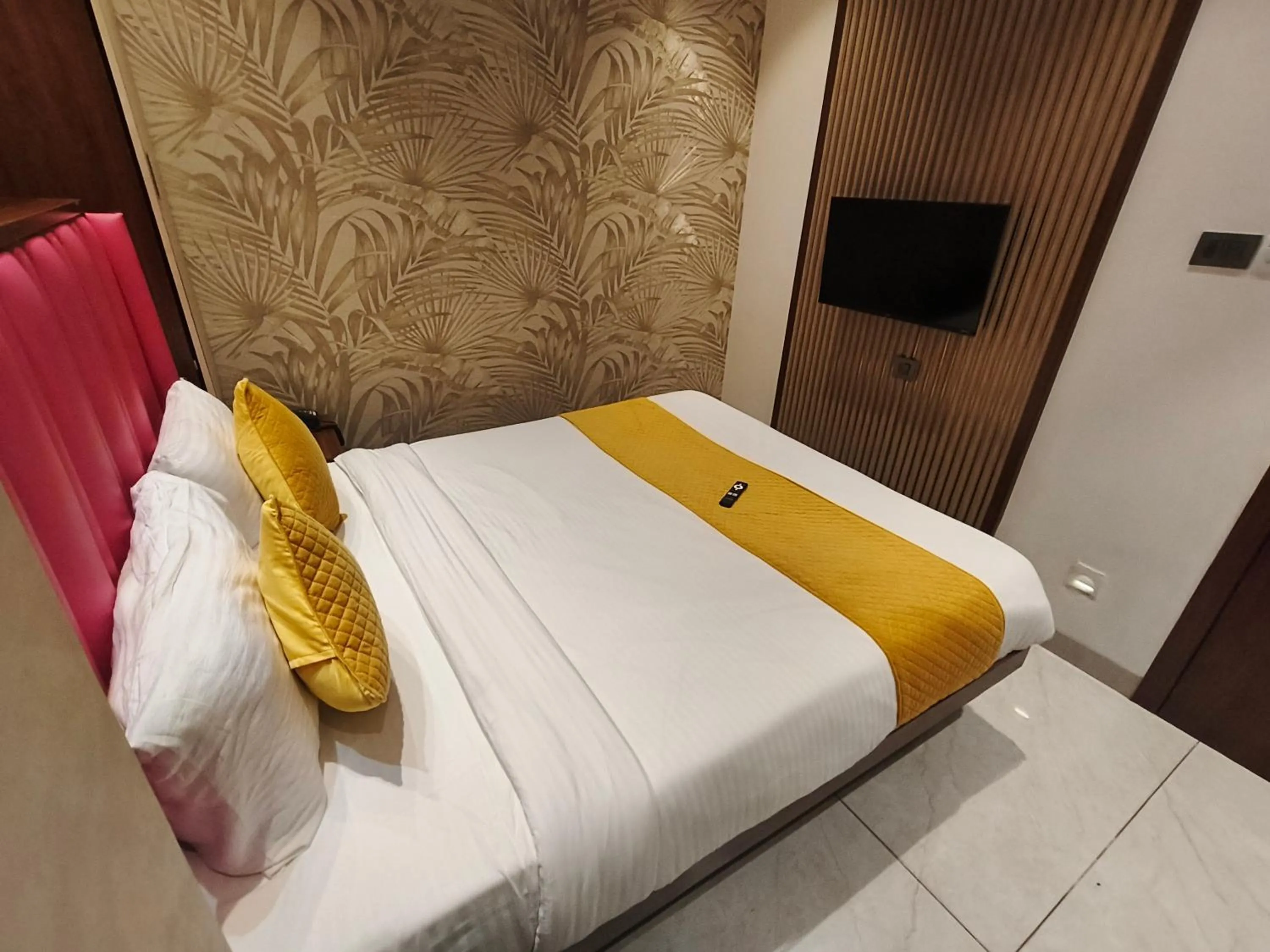 TV and multimedia, Bed in Hotel Ocean Residency Thane West