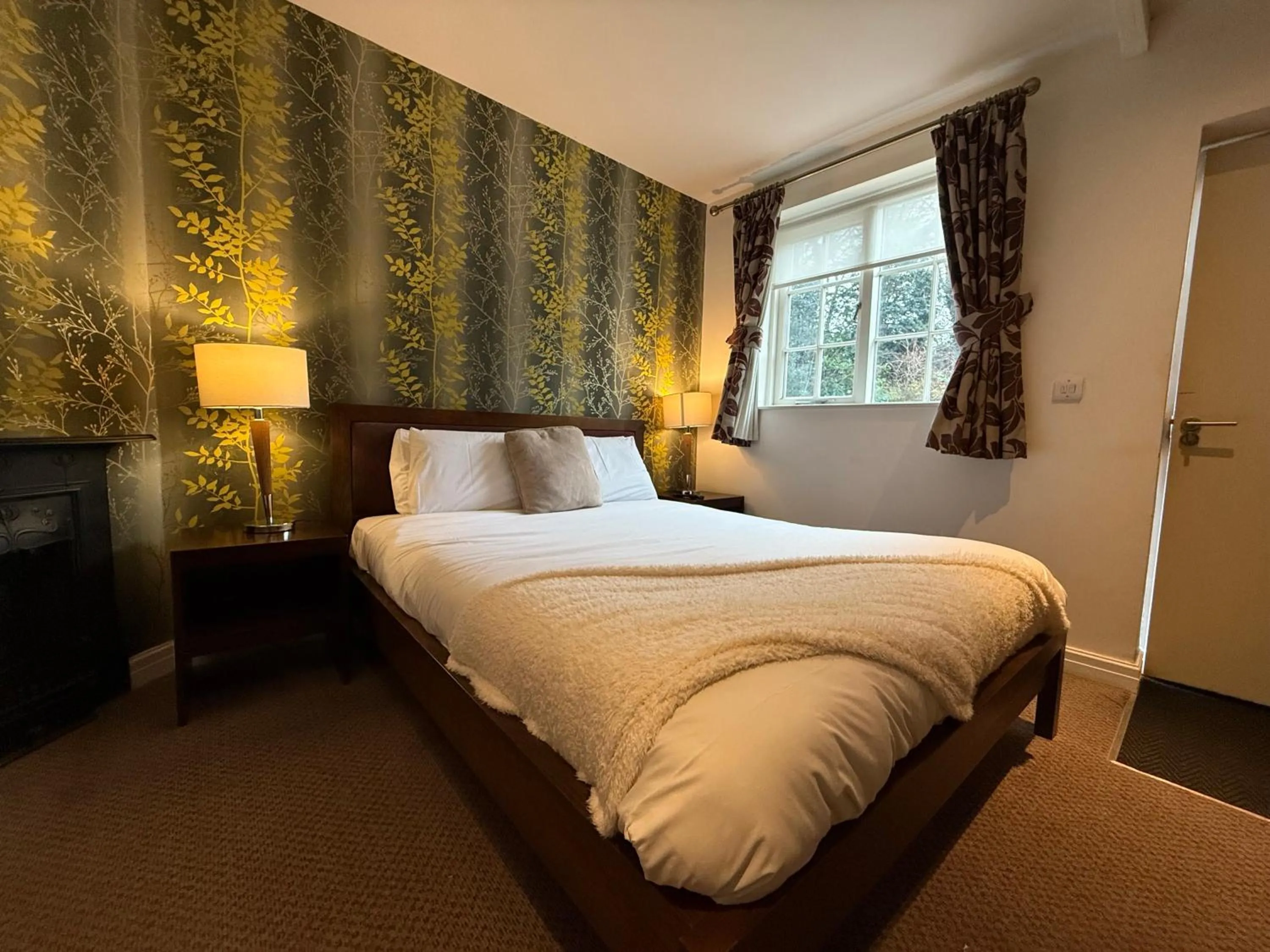 Photo of the whole room, Bed in The Gillygate Inn