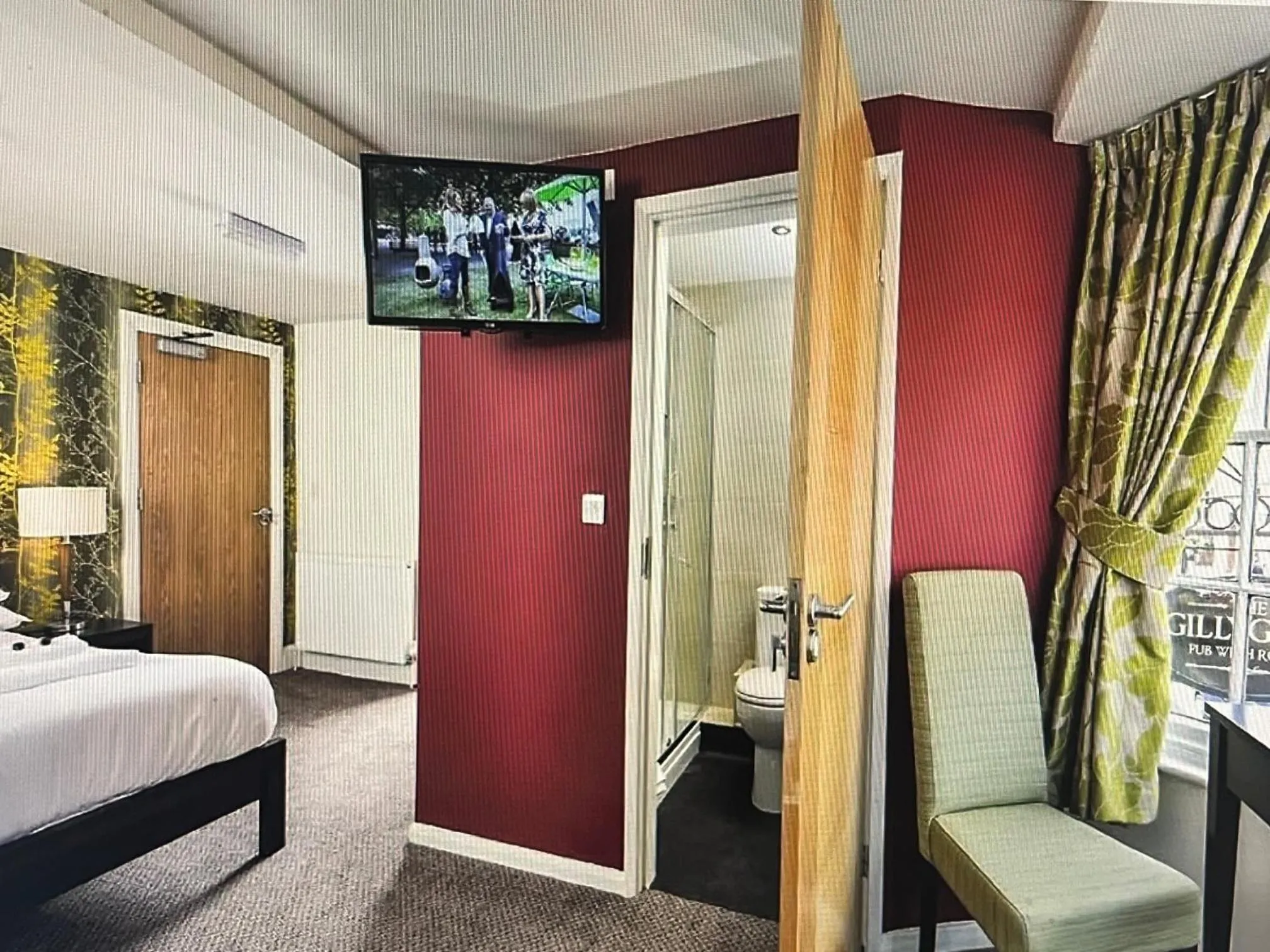 Bathroom, Bed in The Gillygate Inn