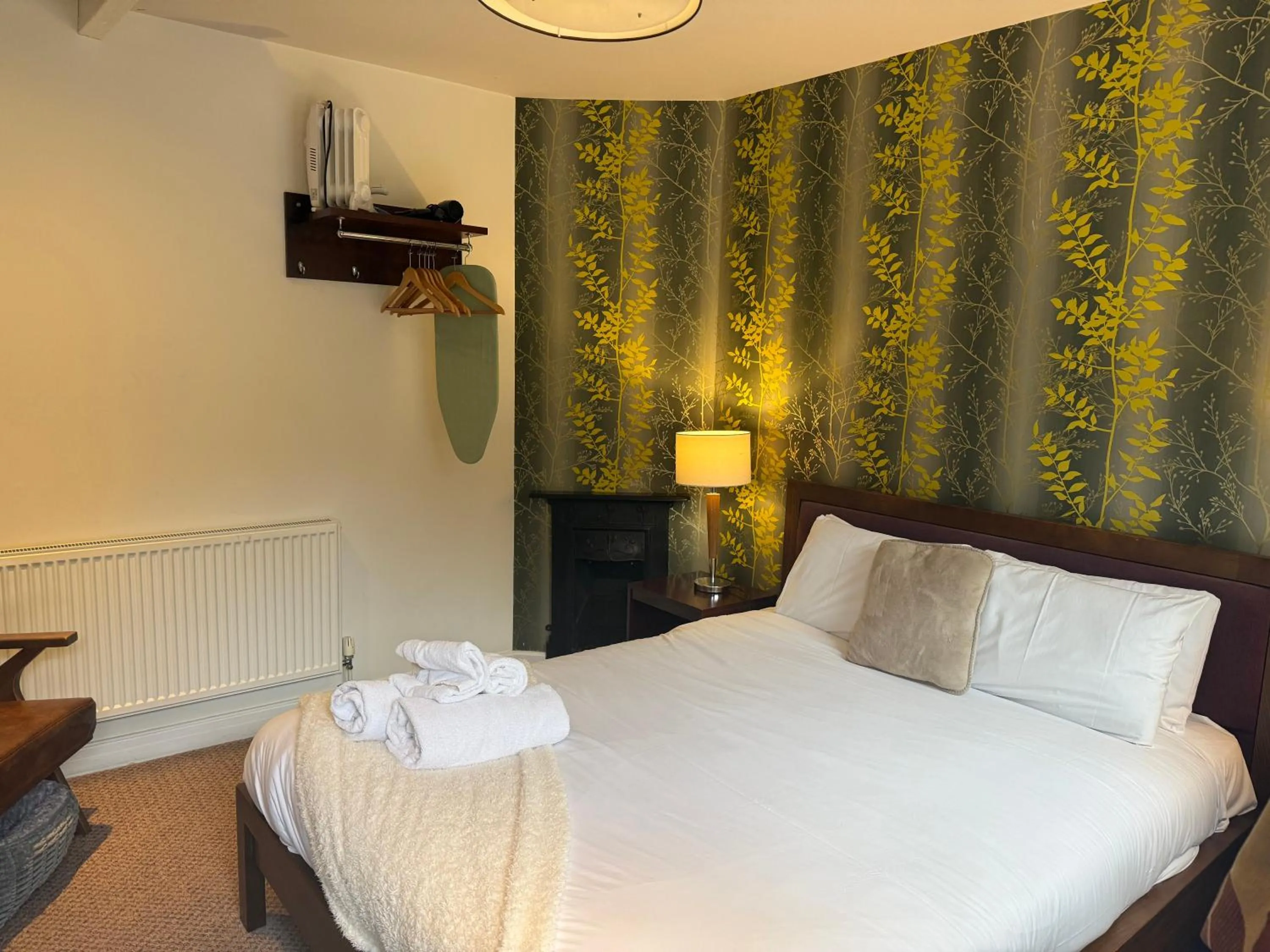 Photo of the whole room, Bed in The Gillygate Inn