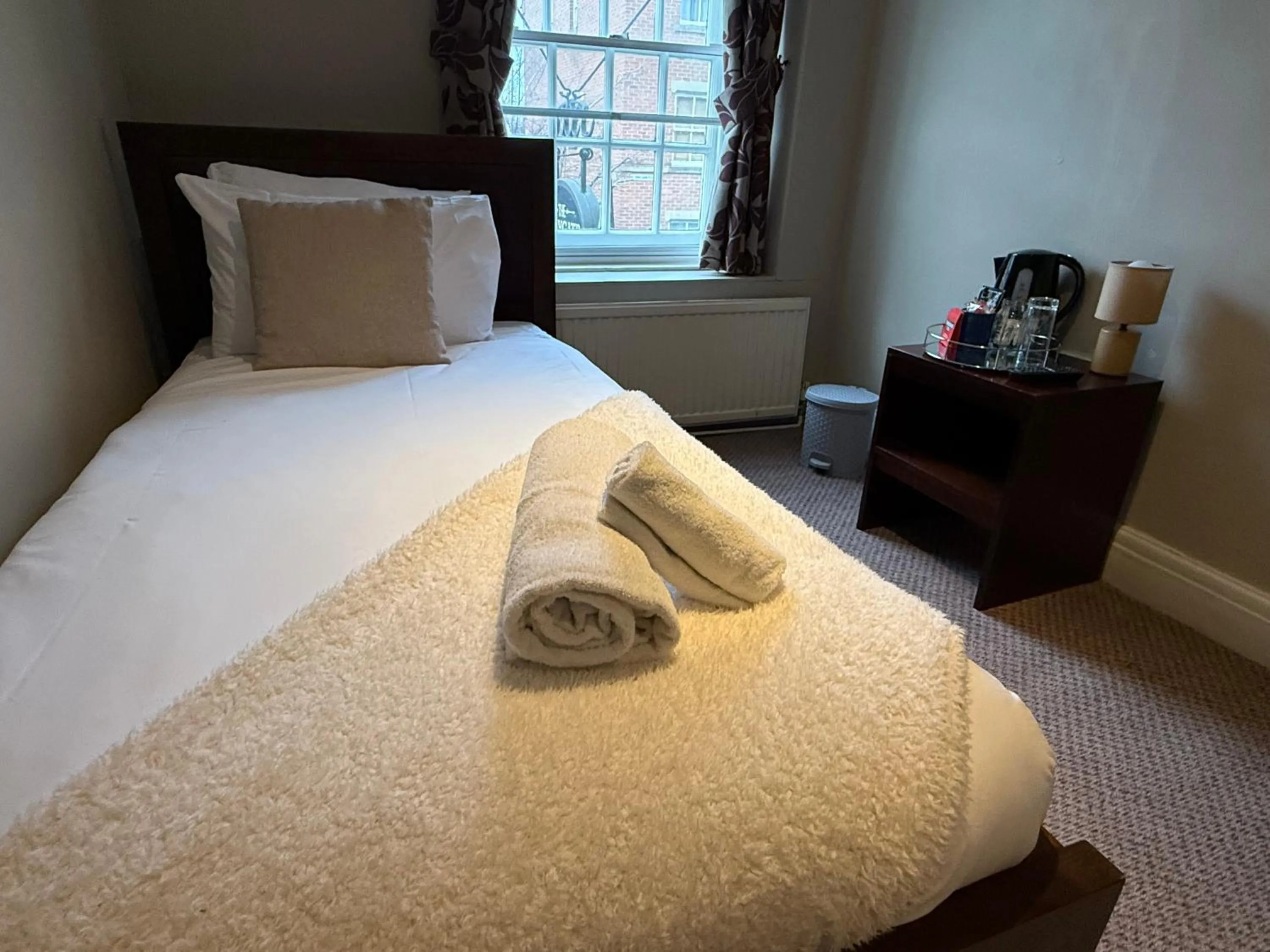 Photo of the whole room, Bed in The Gillygate Inn