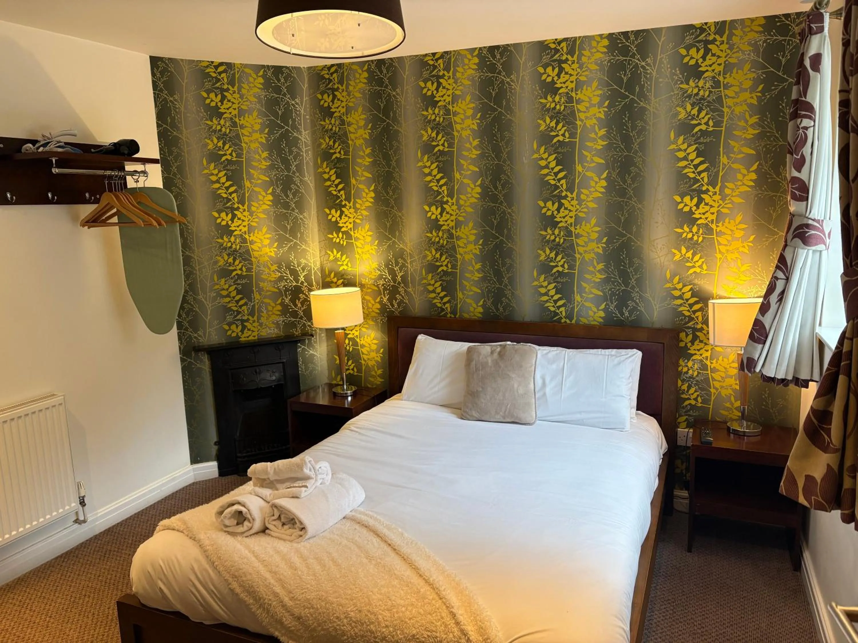 Photo of the whole room, Bed in The Gillygate Inn